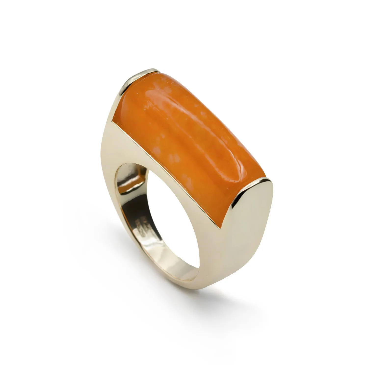 Anillo con piedra tono naranja en forma rectangular