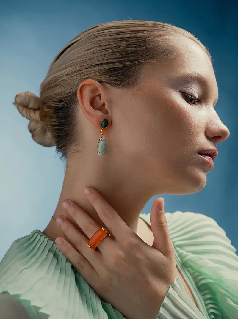 Anillo con piedra tono naranja en forma rectangular