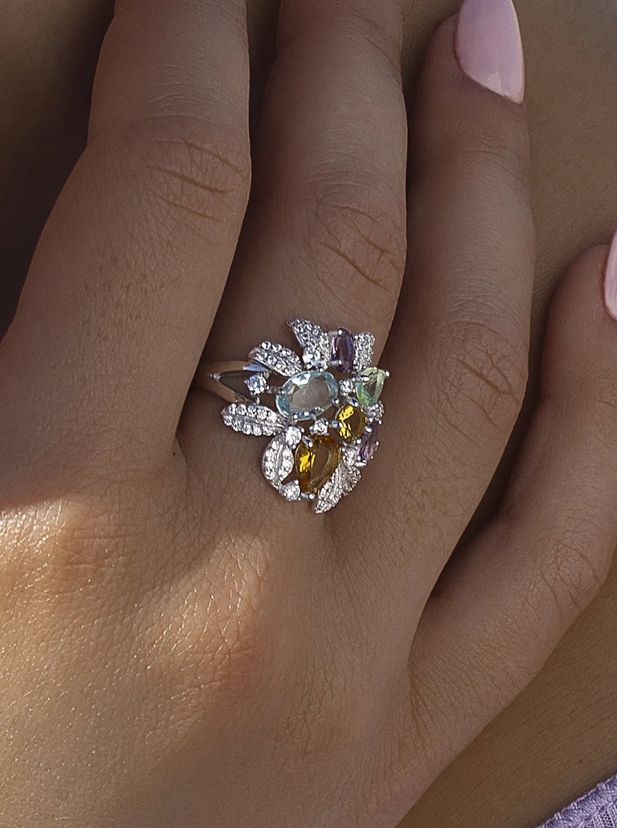Anillo con piedras  barroco en motivos florales