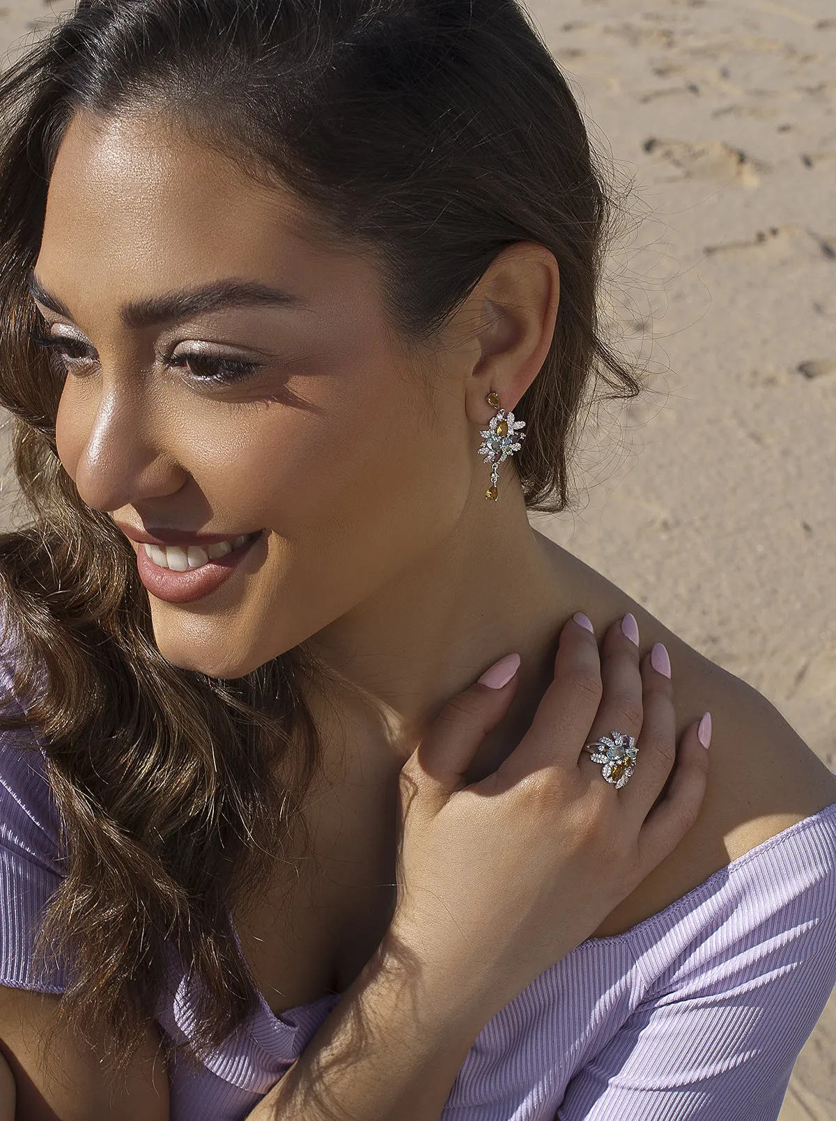 Anillo con piedras  barroco en motivos florales