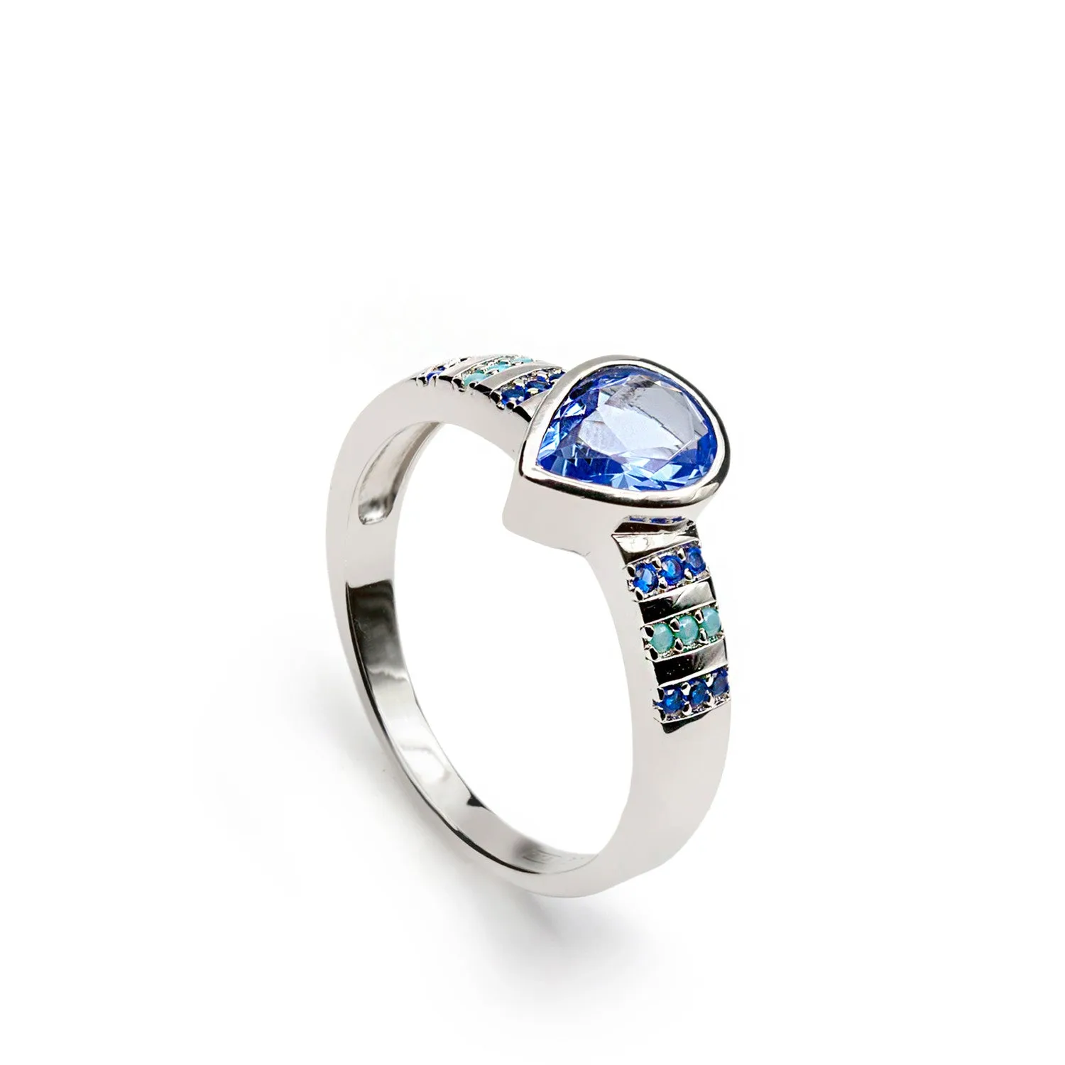 Anillo con piedras lágrima central y circonitas