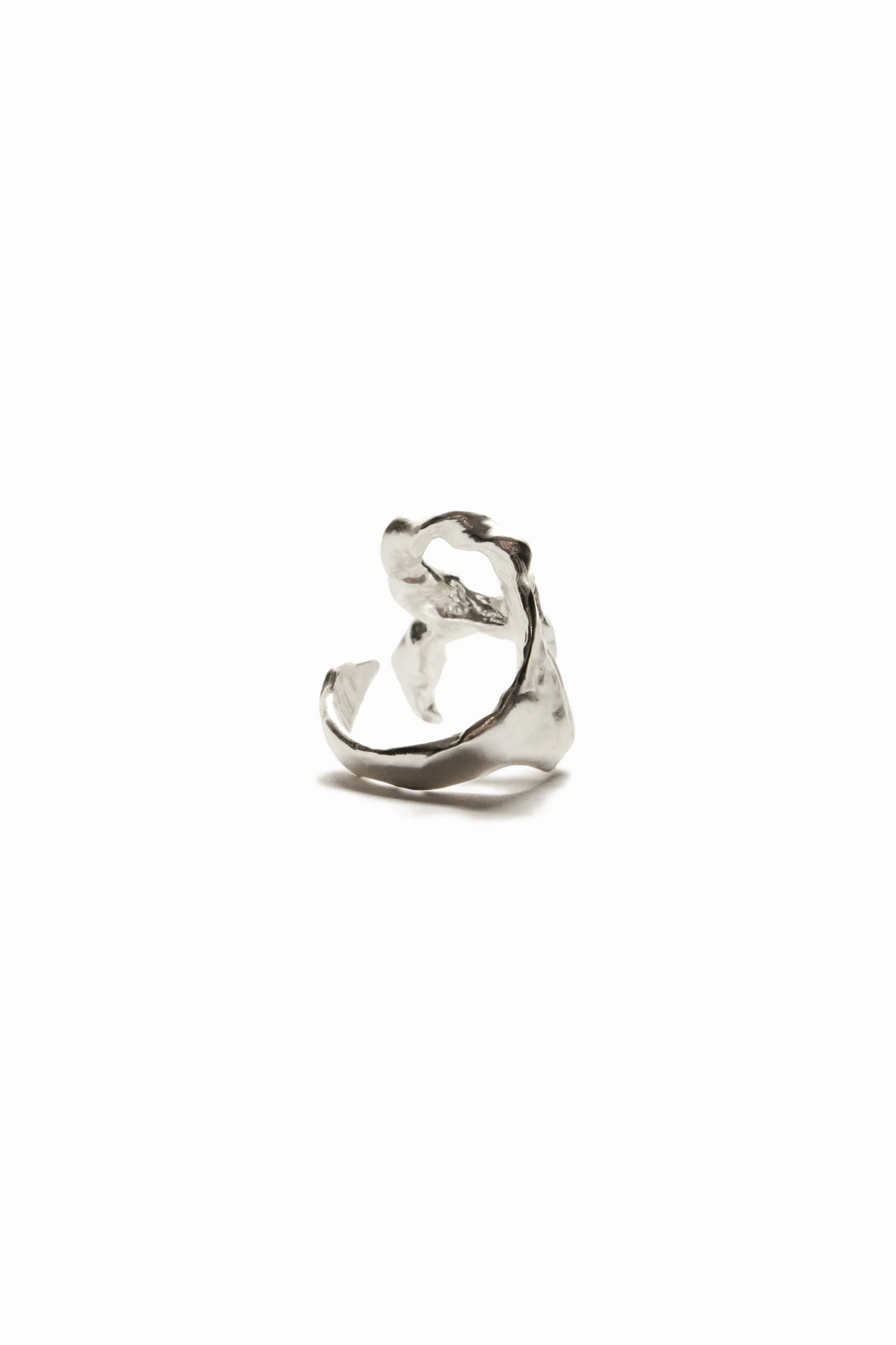 Anillo letra R baño plata Zalio