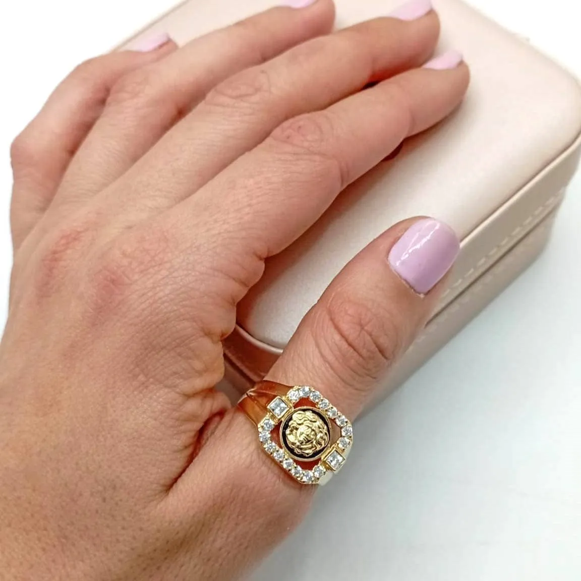 Anillo oro 18k sello medusa