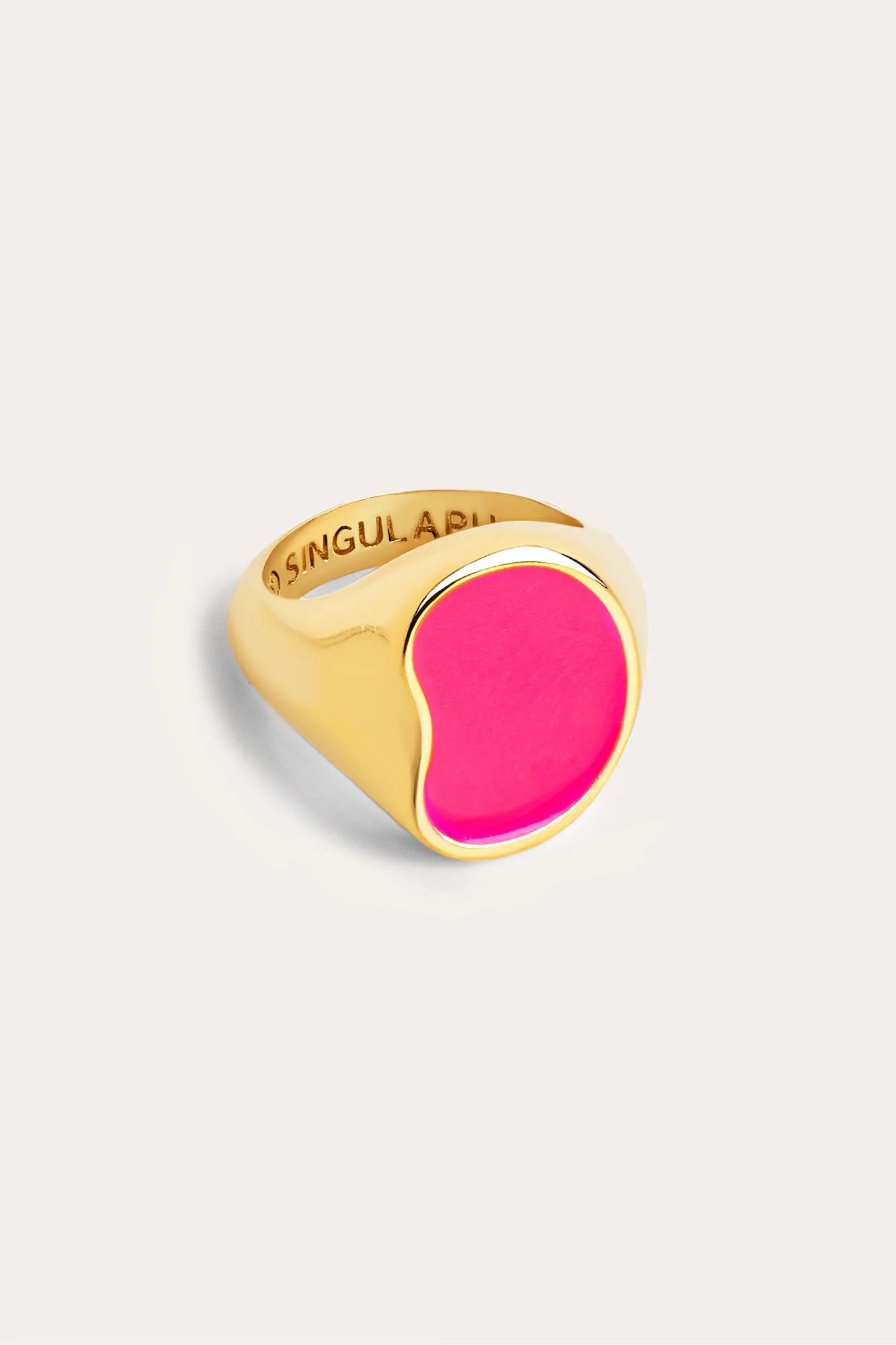 Anillo Signet Bean Neon Pink Enamel Oro