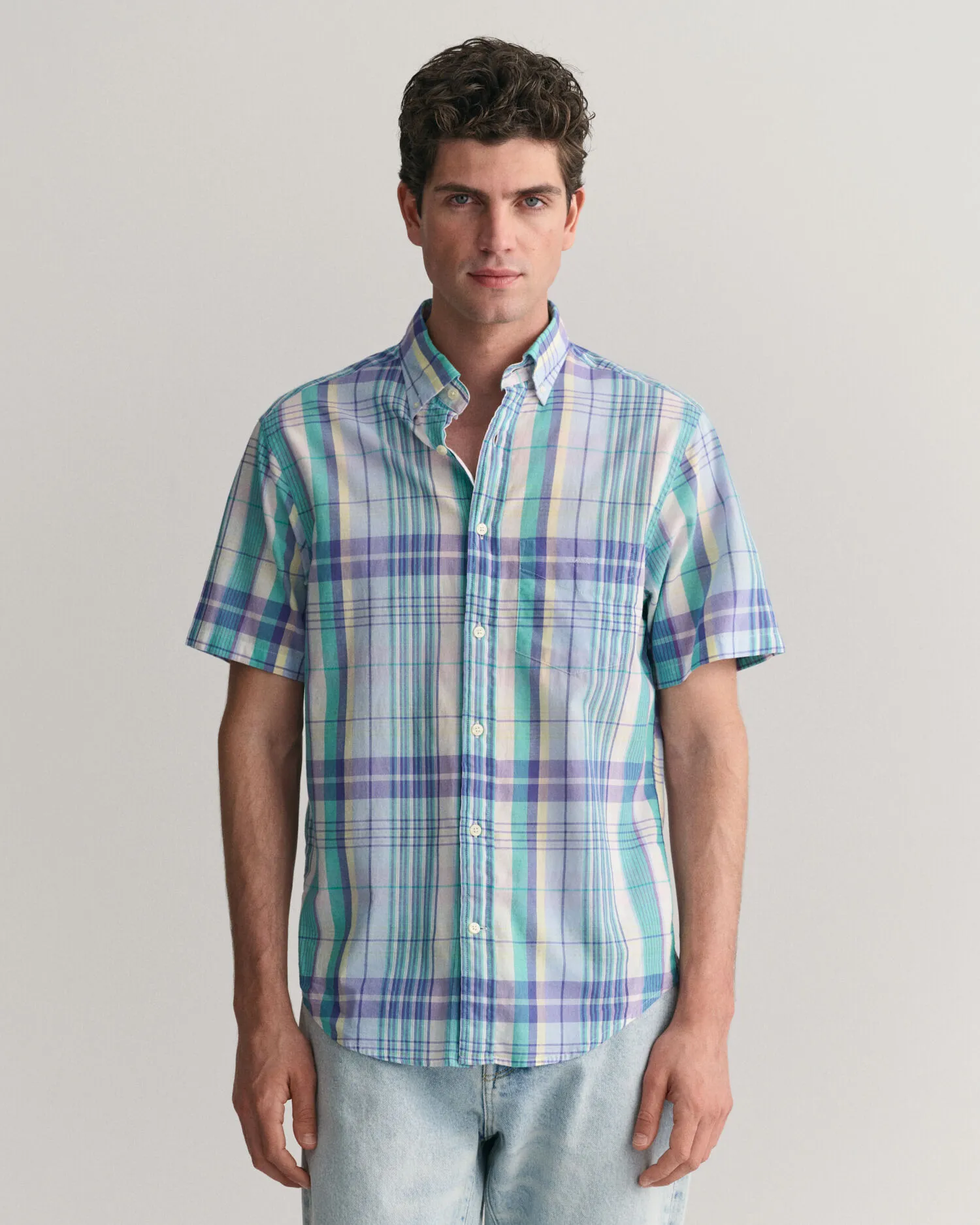 Camisa Regular Fit de manga corta en madrás de colores