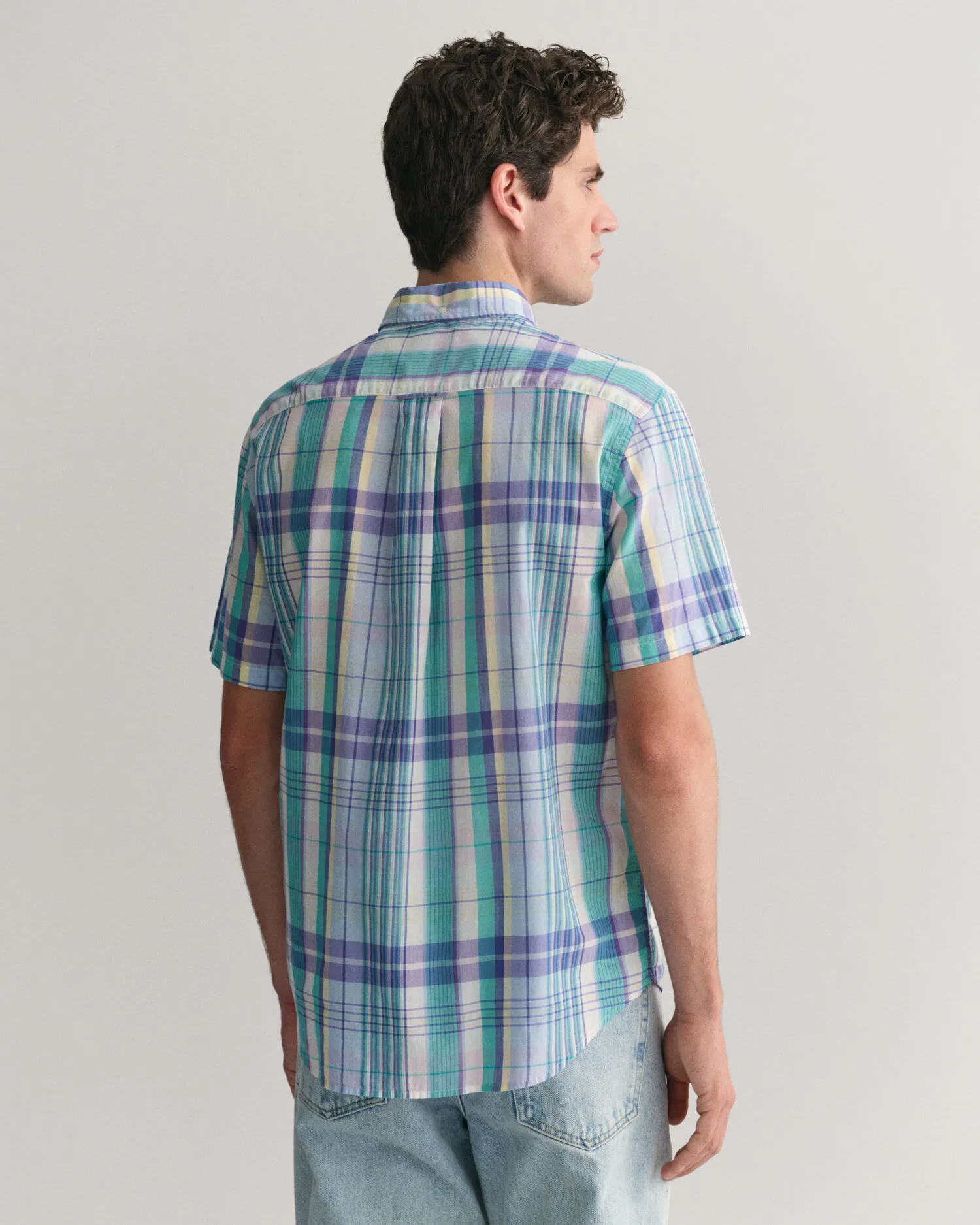 Camisa Regular Fit de manga corta en madrás de colores