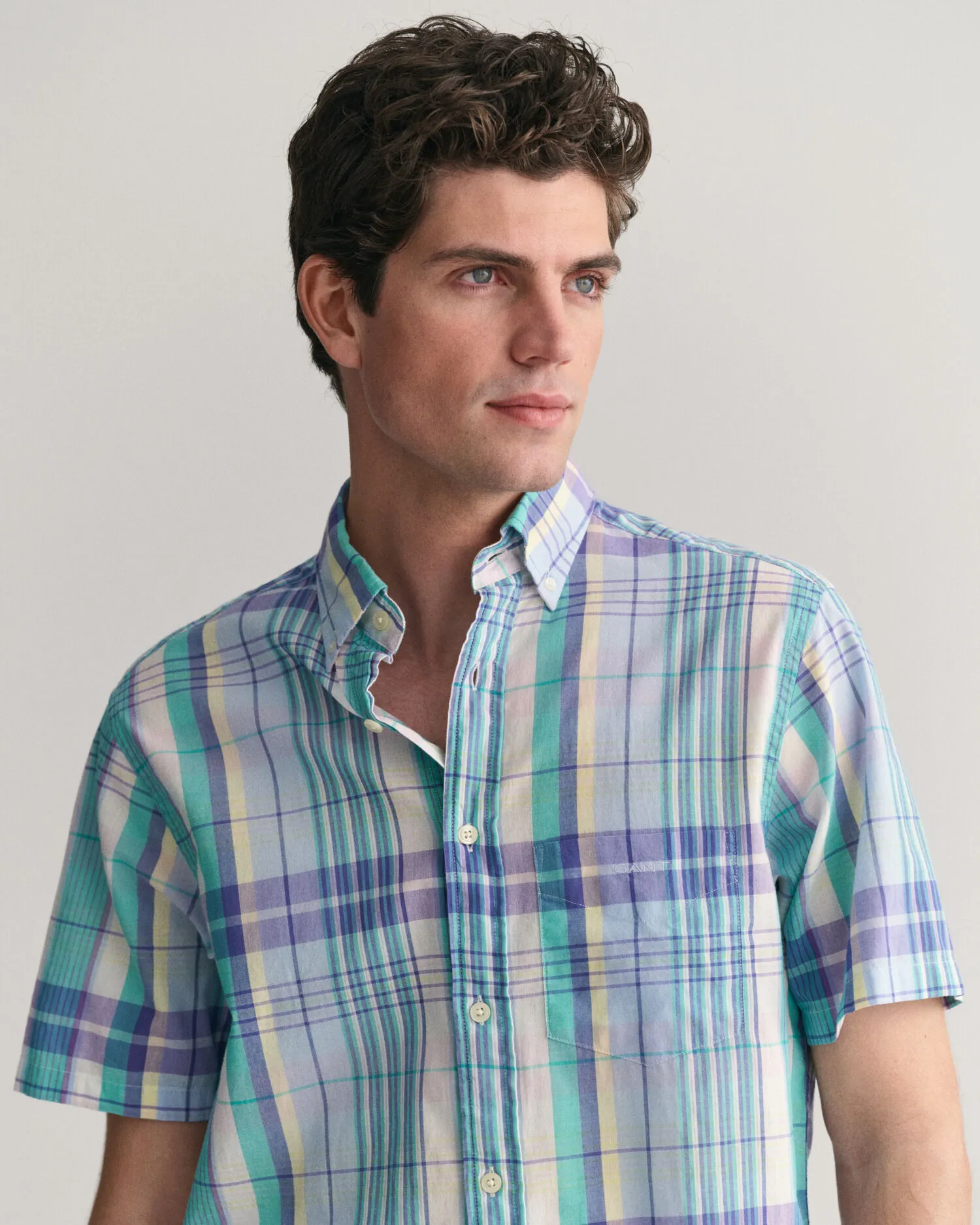 Camisa Regular Fit de manga corta en madrás de colores
