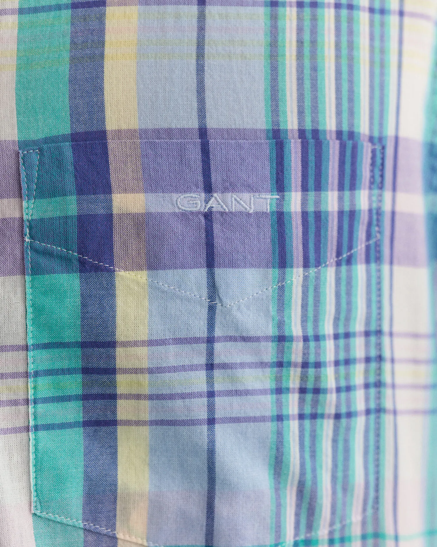 Camisa Regular Fit de manga corta en madrás de colores