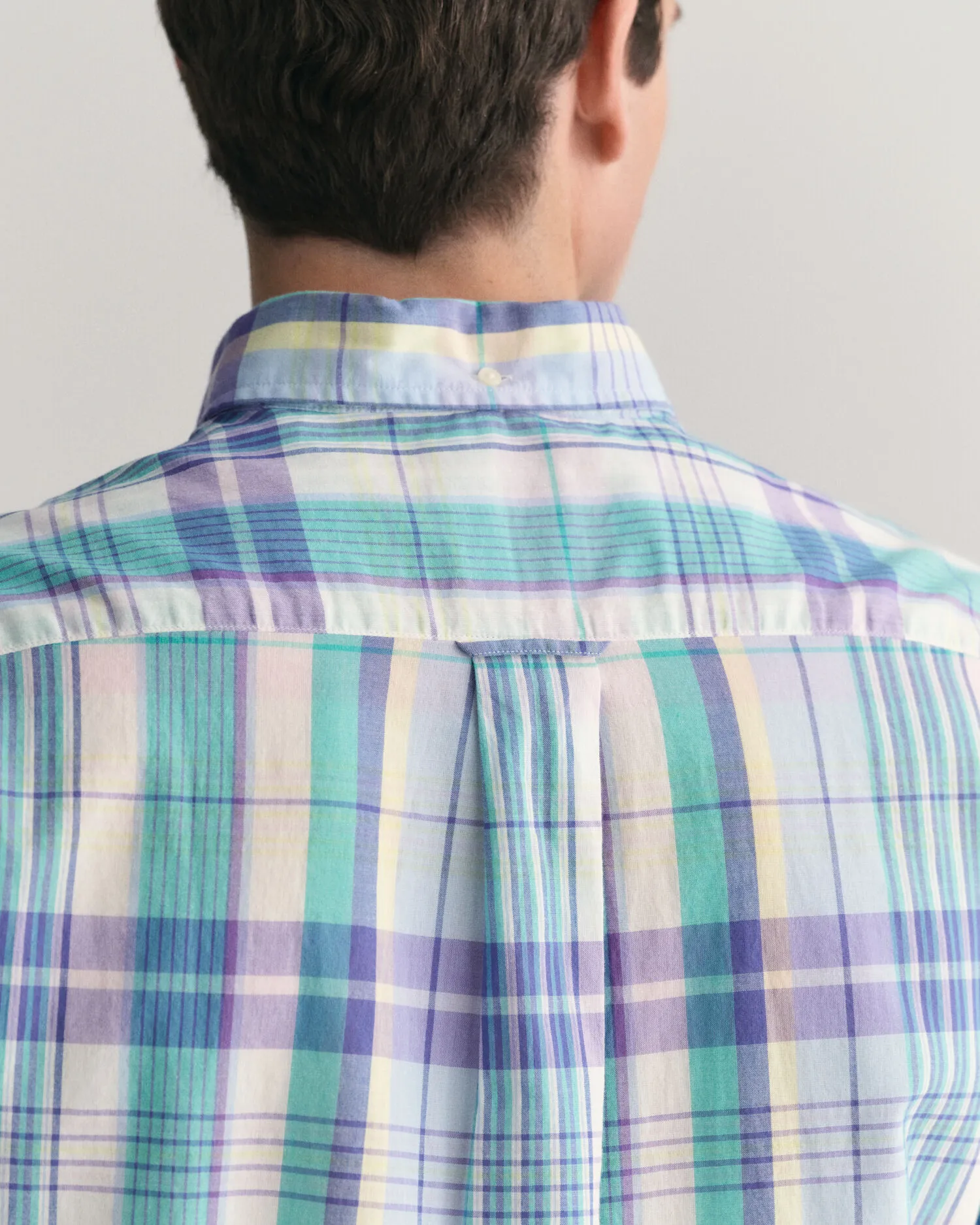Camisa Regular Fit de manga corta en madrás de colores