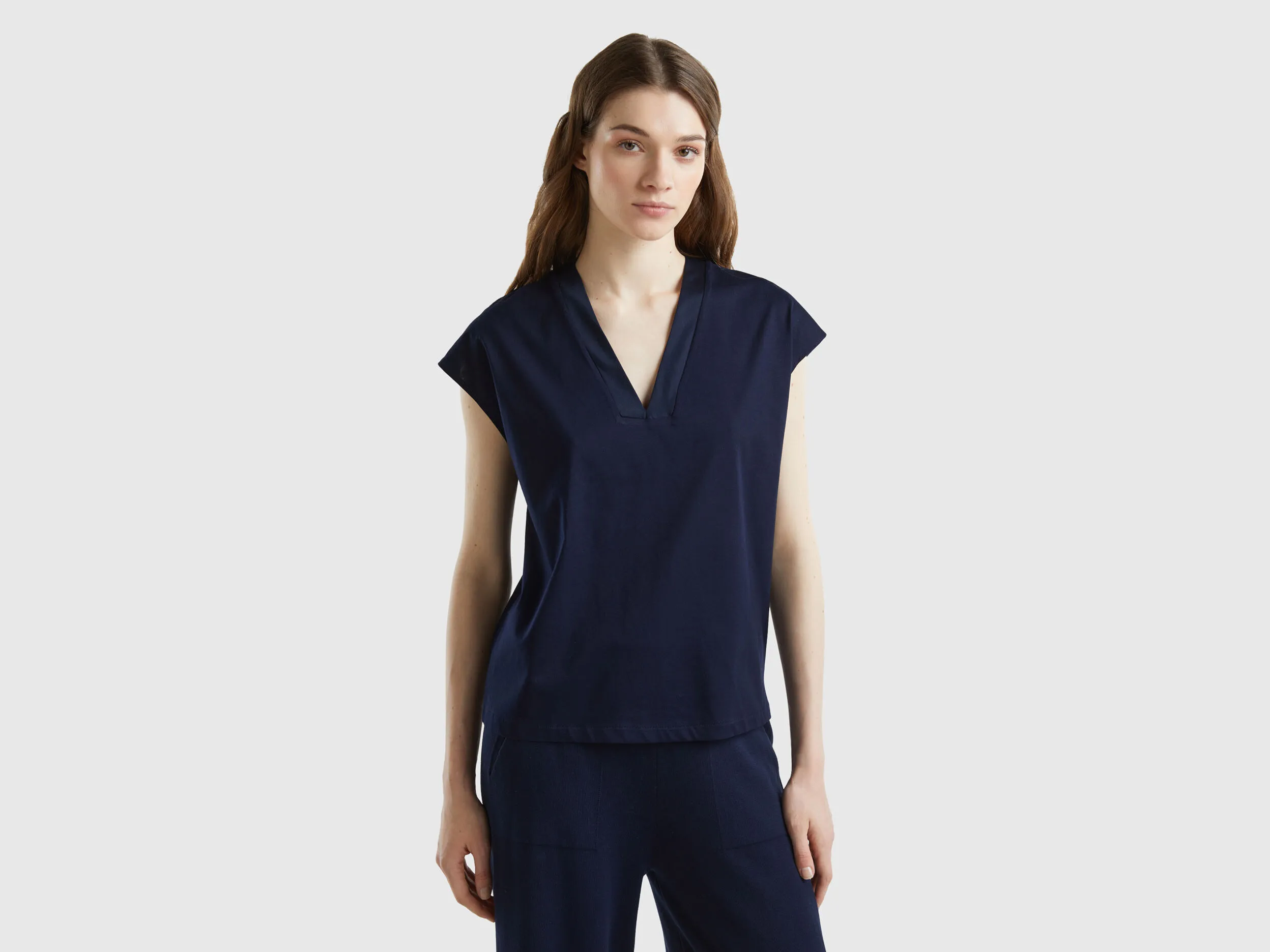Camiseta con cuello en V delante y detrás