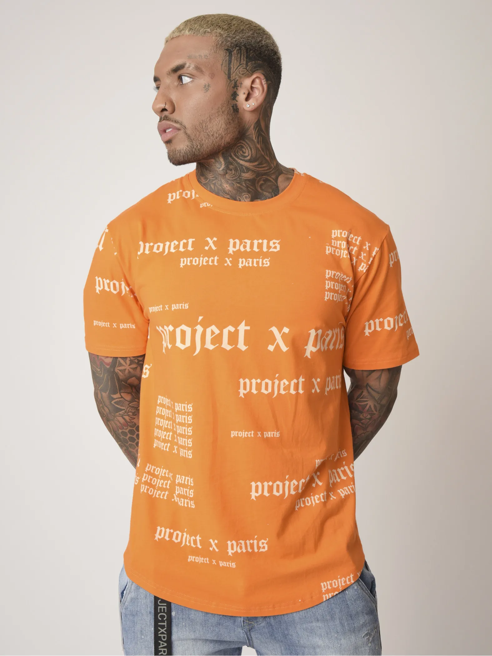 Camiseta con logotipo gótico