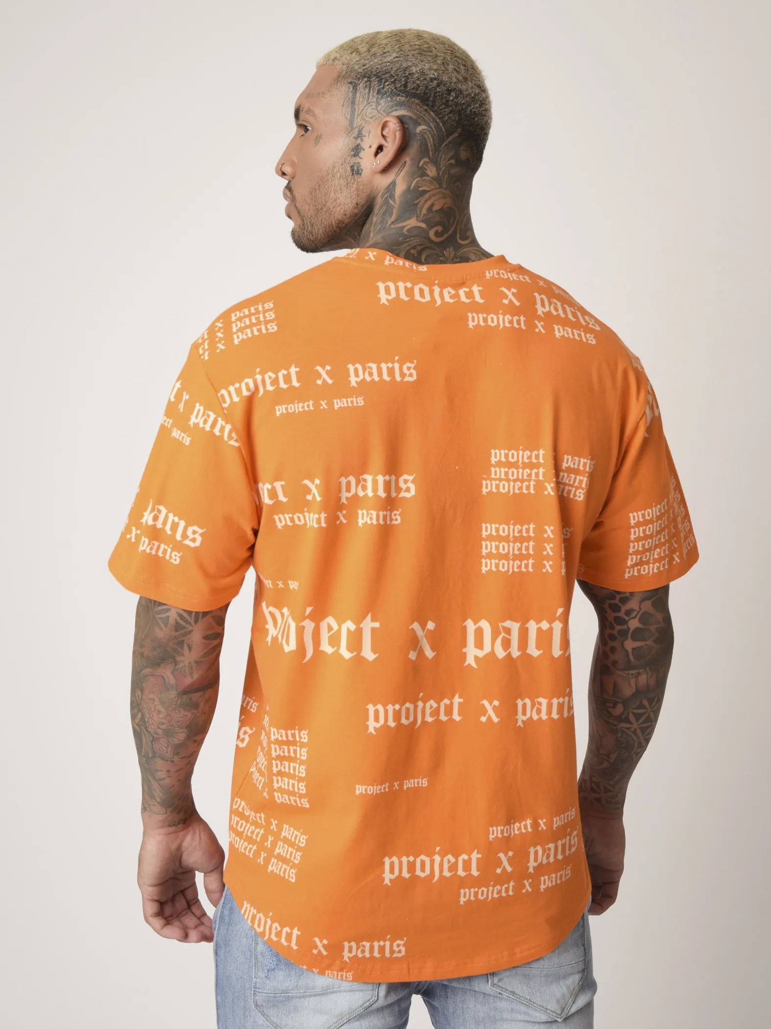 Camiseta con logotipo gótico