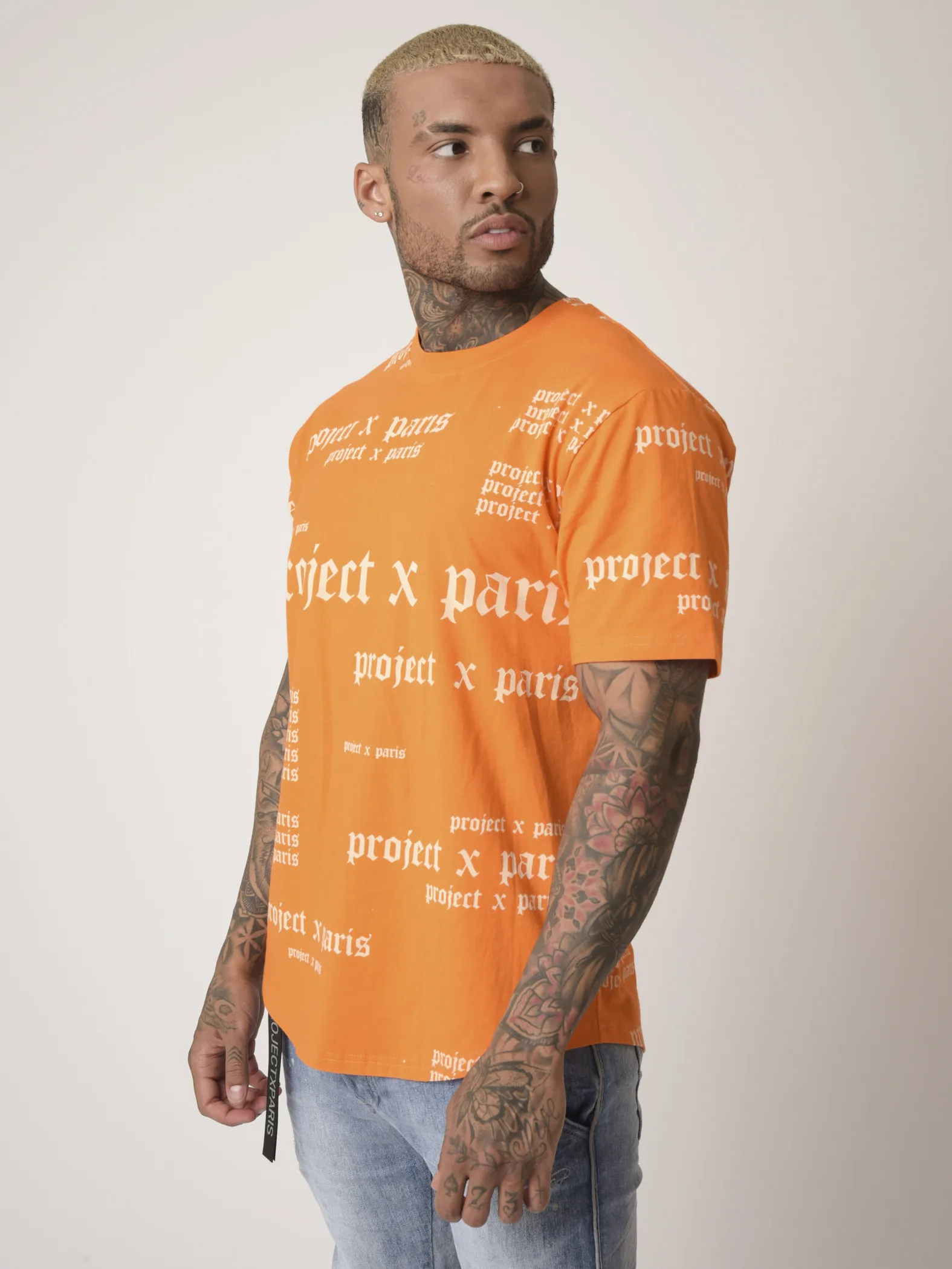 Camiseta con logotipo gótico