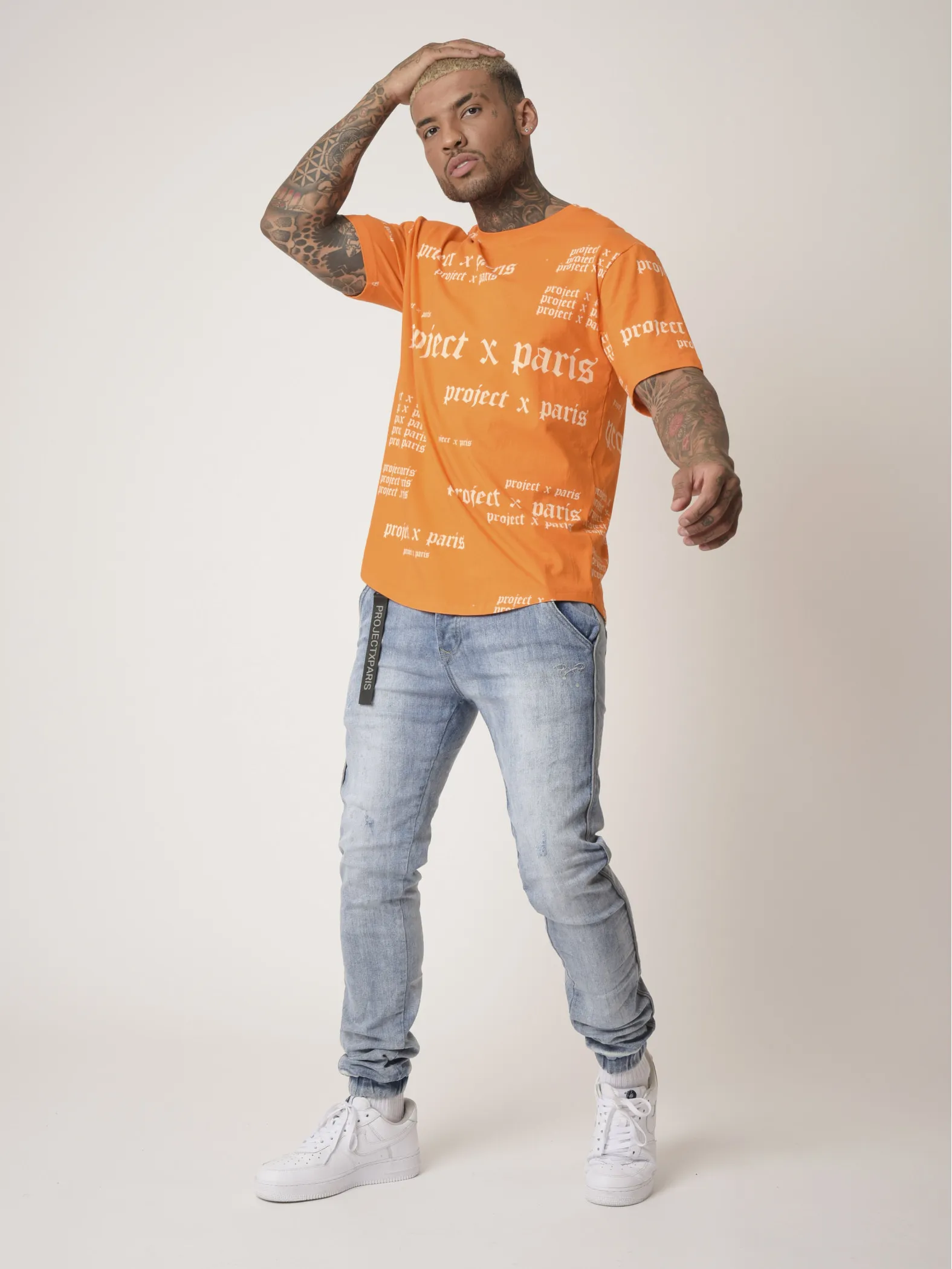 Camiseta con logotipo gótico