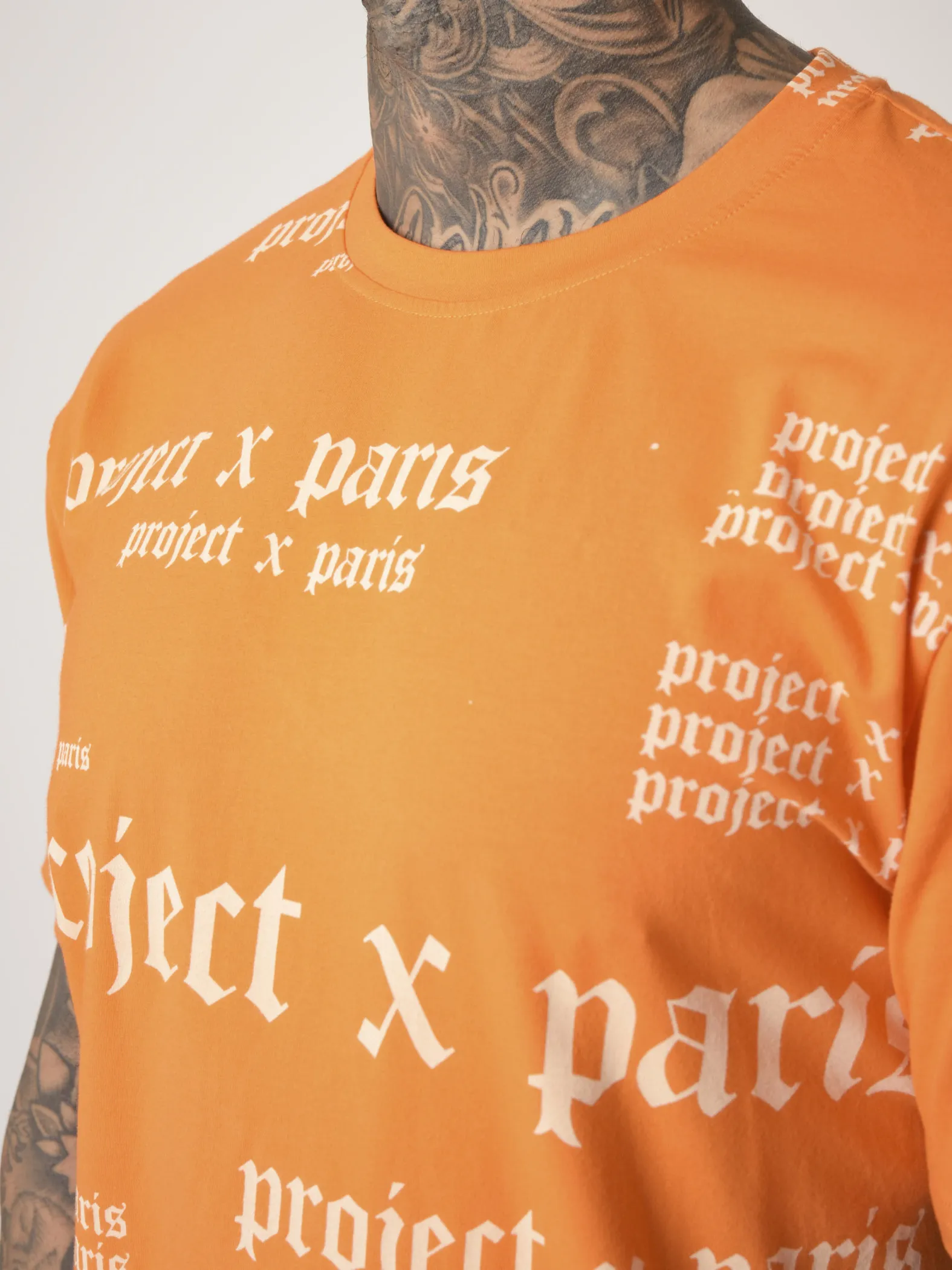 Camiseta con logotipo gótico