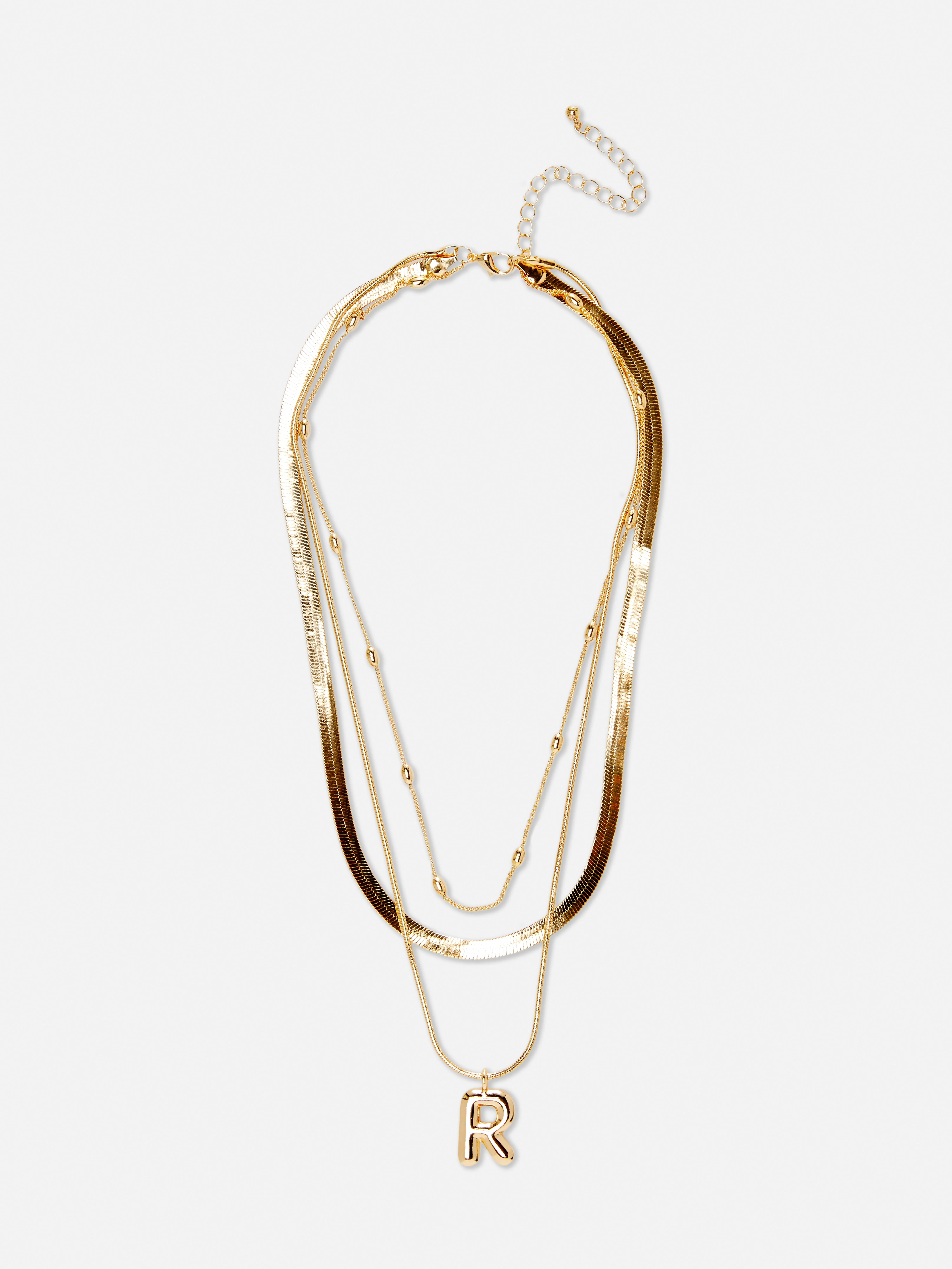 Collar multicadena con inicial en relieve