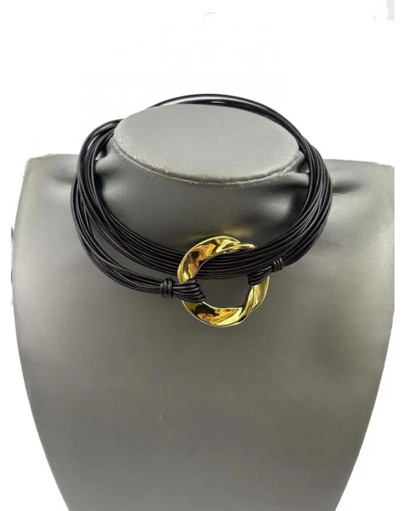COLLARES CUERO MUJER CON DECORACION DORADA MUY ACTUAL