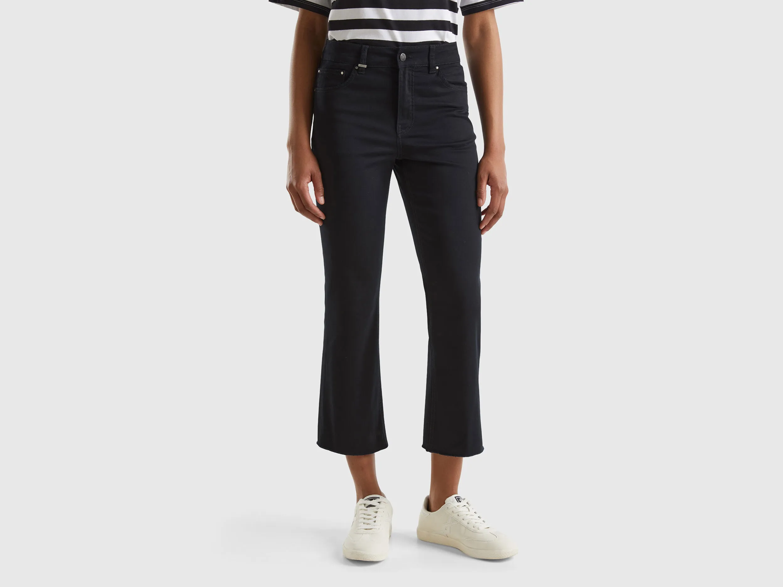 Pantalón cropped con cinco bolsillos