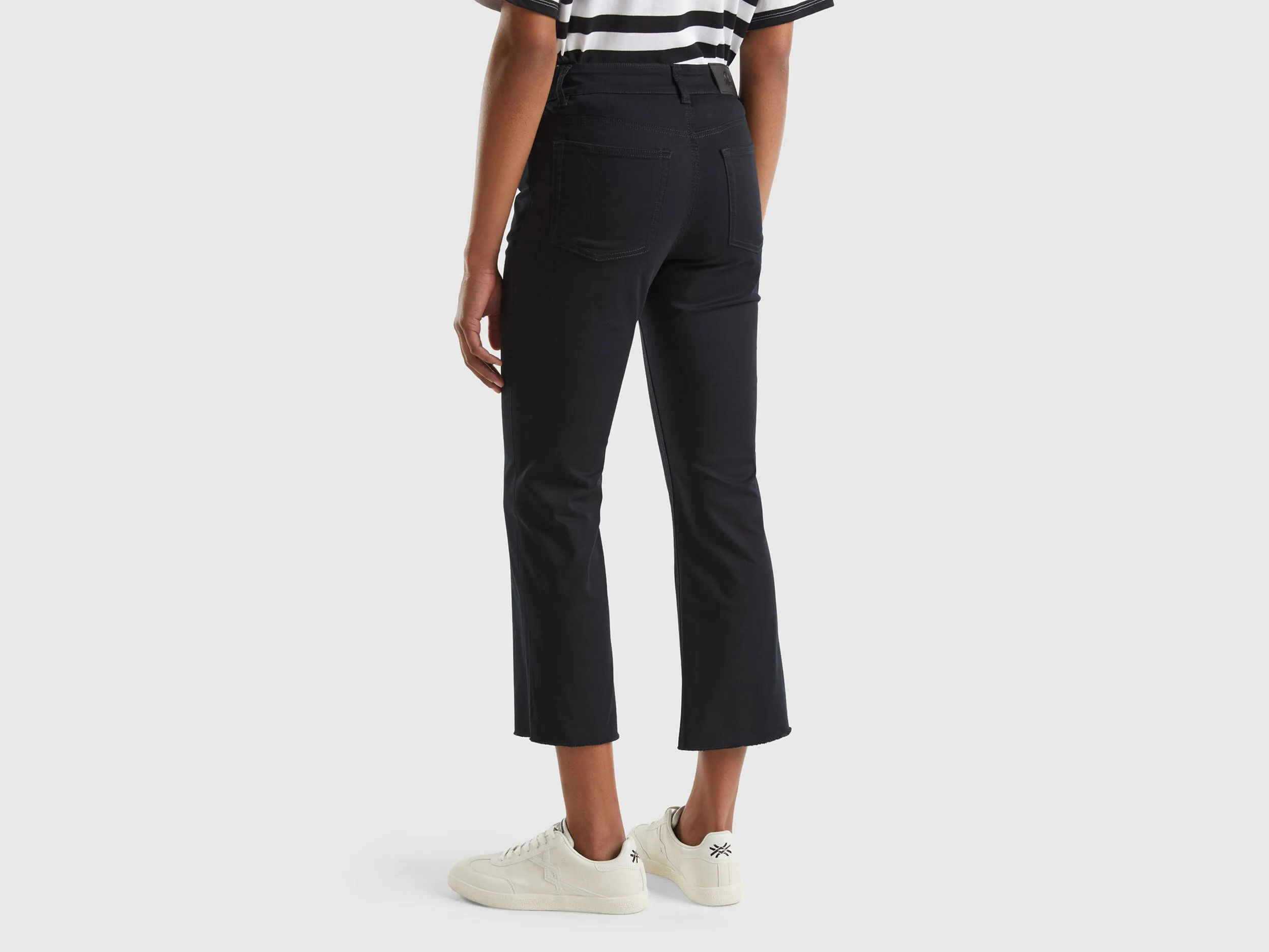 Pantalón cropped con cinco bolsillos