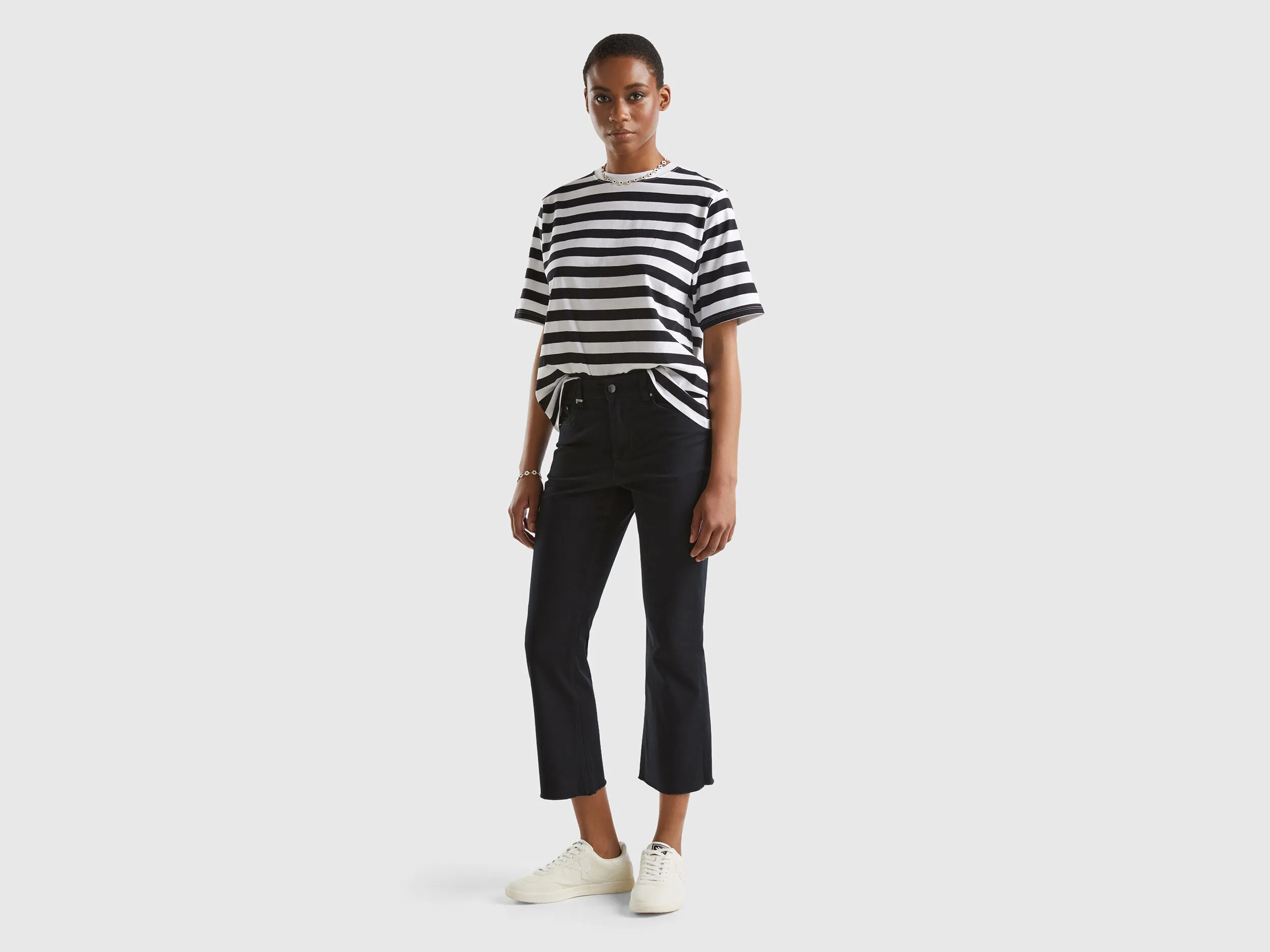 Pantalón cropped con cinco bolsillos