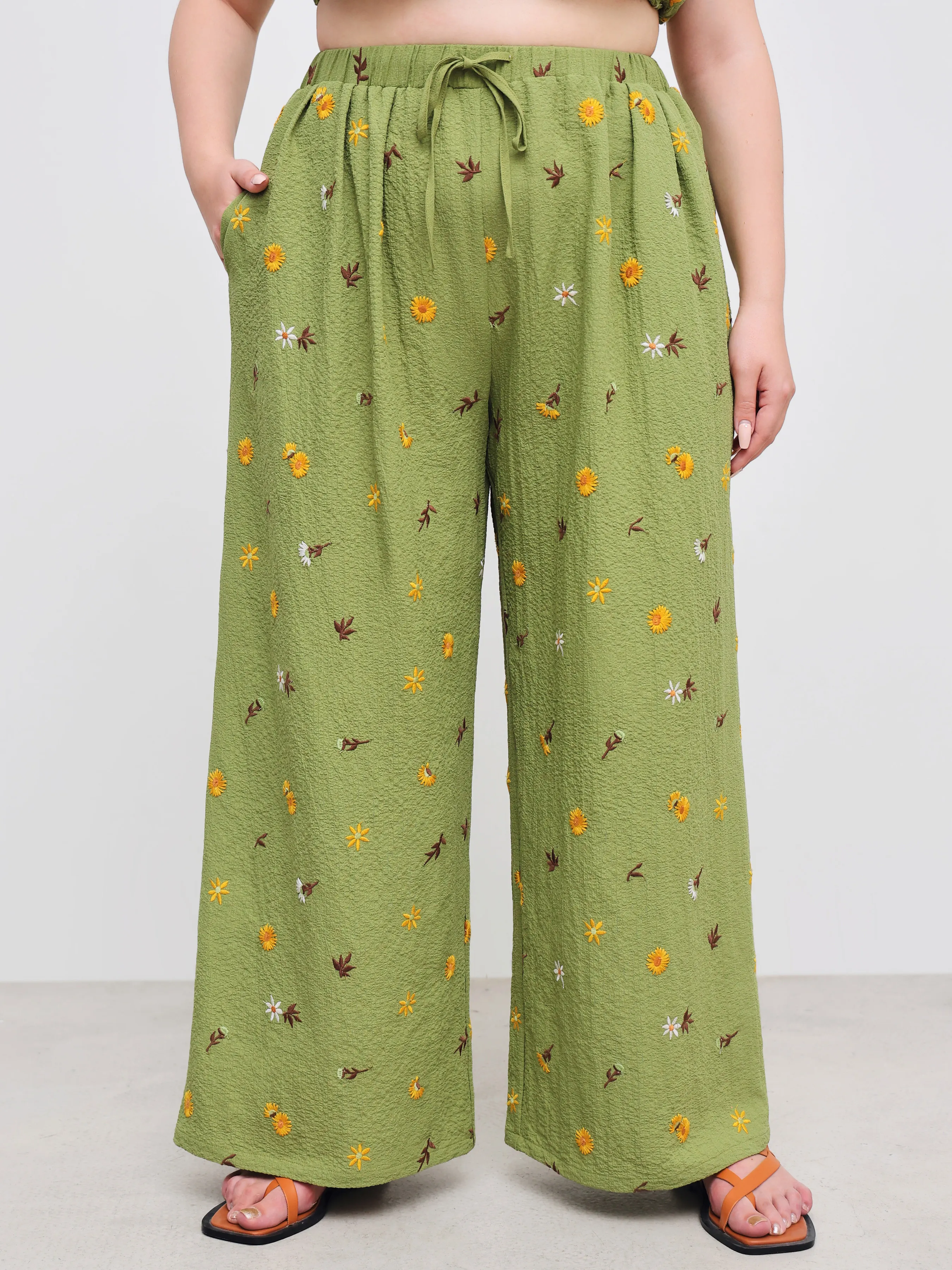 Pantalón Ancho de Cintura Elástica con Bordado Floral y Bolsillos Curvy