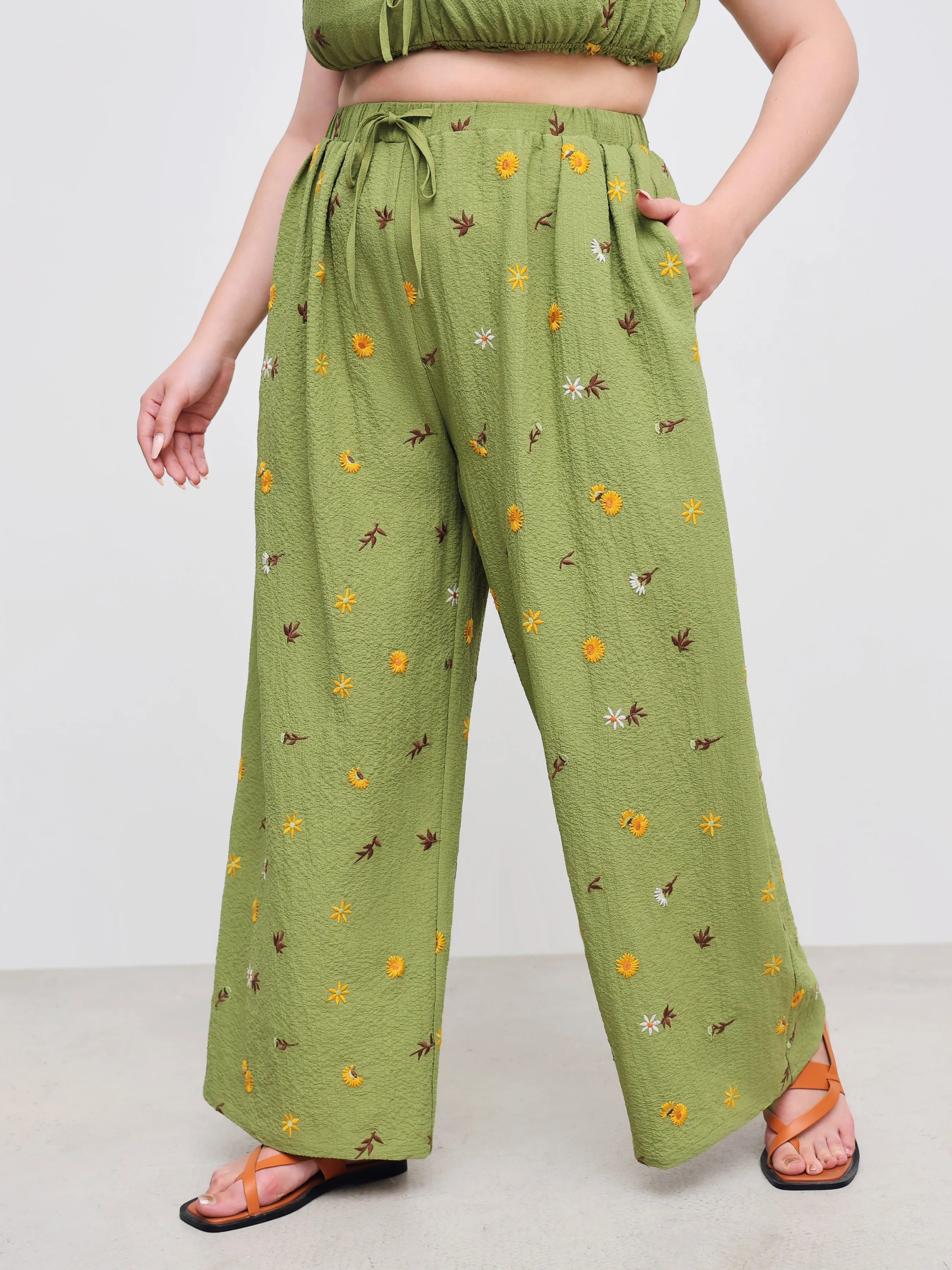 Pantalón Ancho de Cintura Elástica con Bordado Floral y Bolsillos Curvy