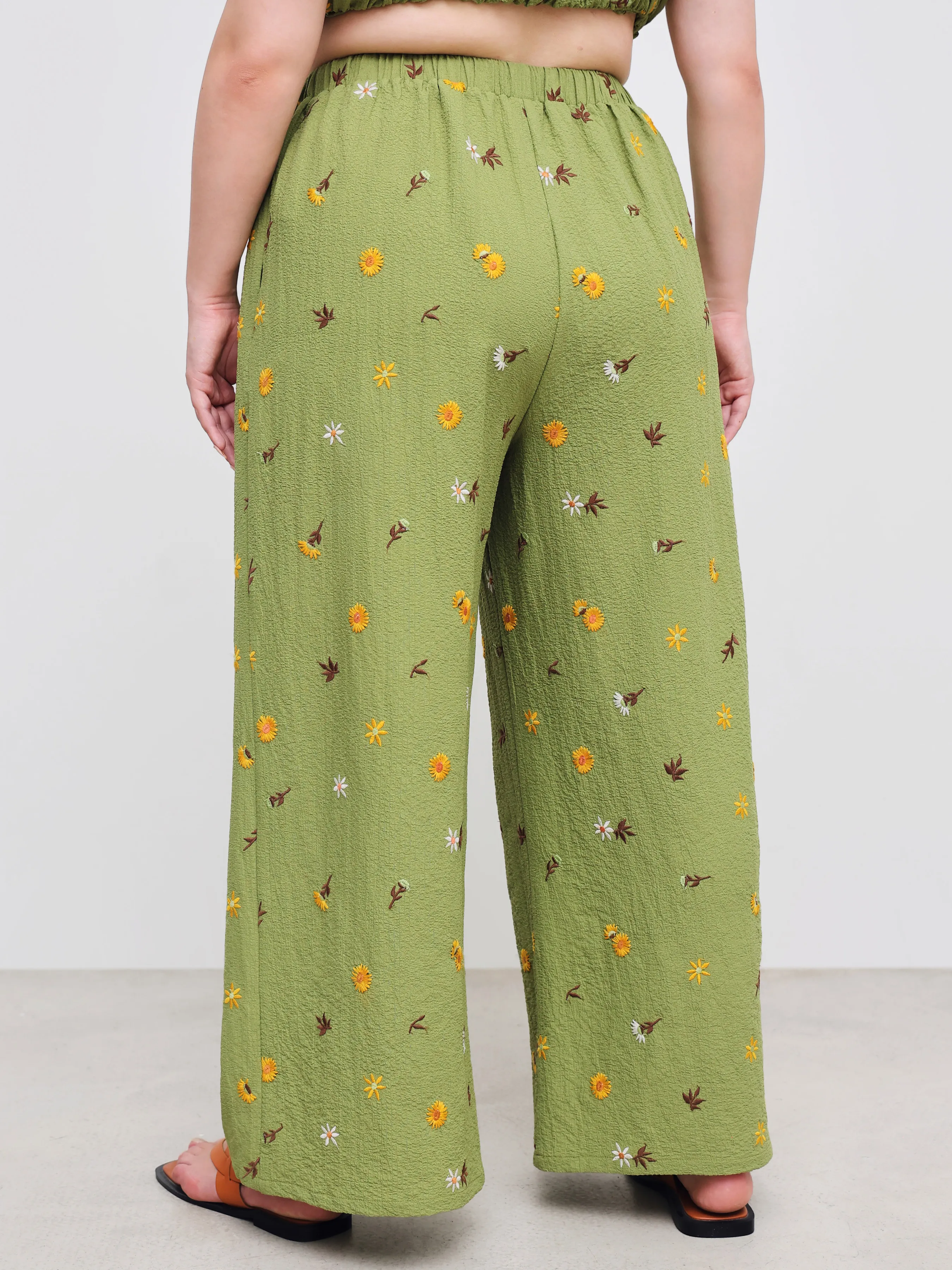 Pantalón Ancho de Cintura Elástica con Bordado Floral y Bolsillos Curvy