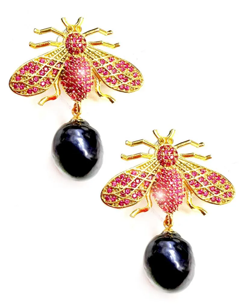 PENDIENTES ABEJA CON PERLA BARROCA LACADA EN NEGRO Y CRISTALES FUCSIAS
