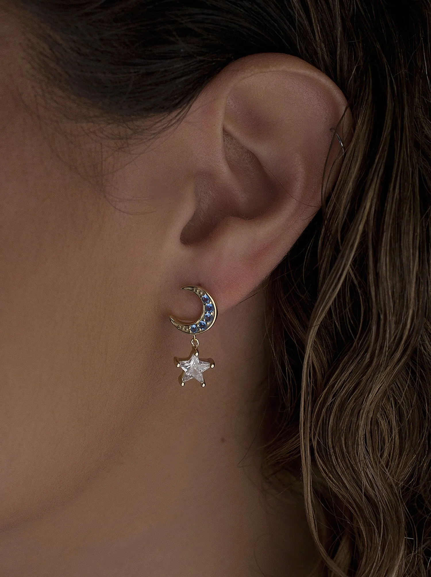 Pendientes con colgantes diseo lunar con gemas de colores