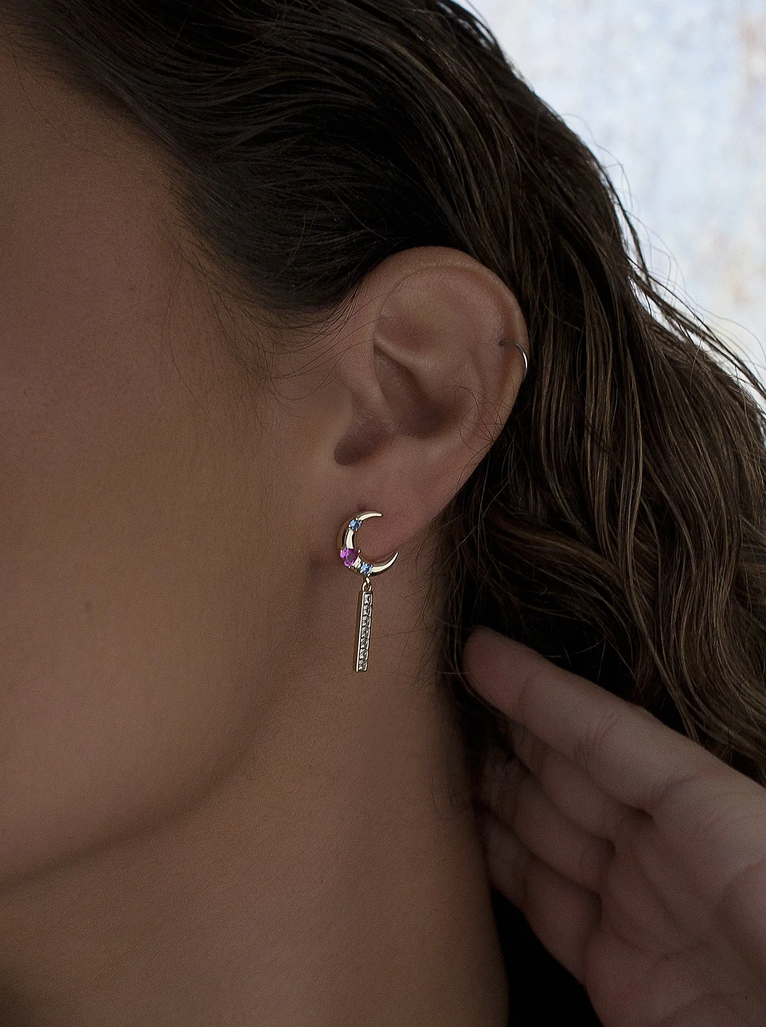 Pendientes con colgantes diseo lunar con gemas de colores