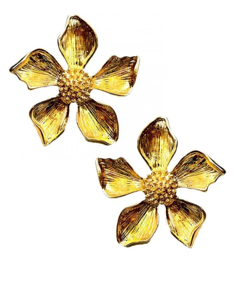 PENDIENTES DORADOS CON FLORES LOOK ROMANTICO Y FEMENINO