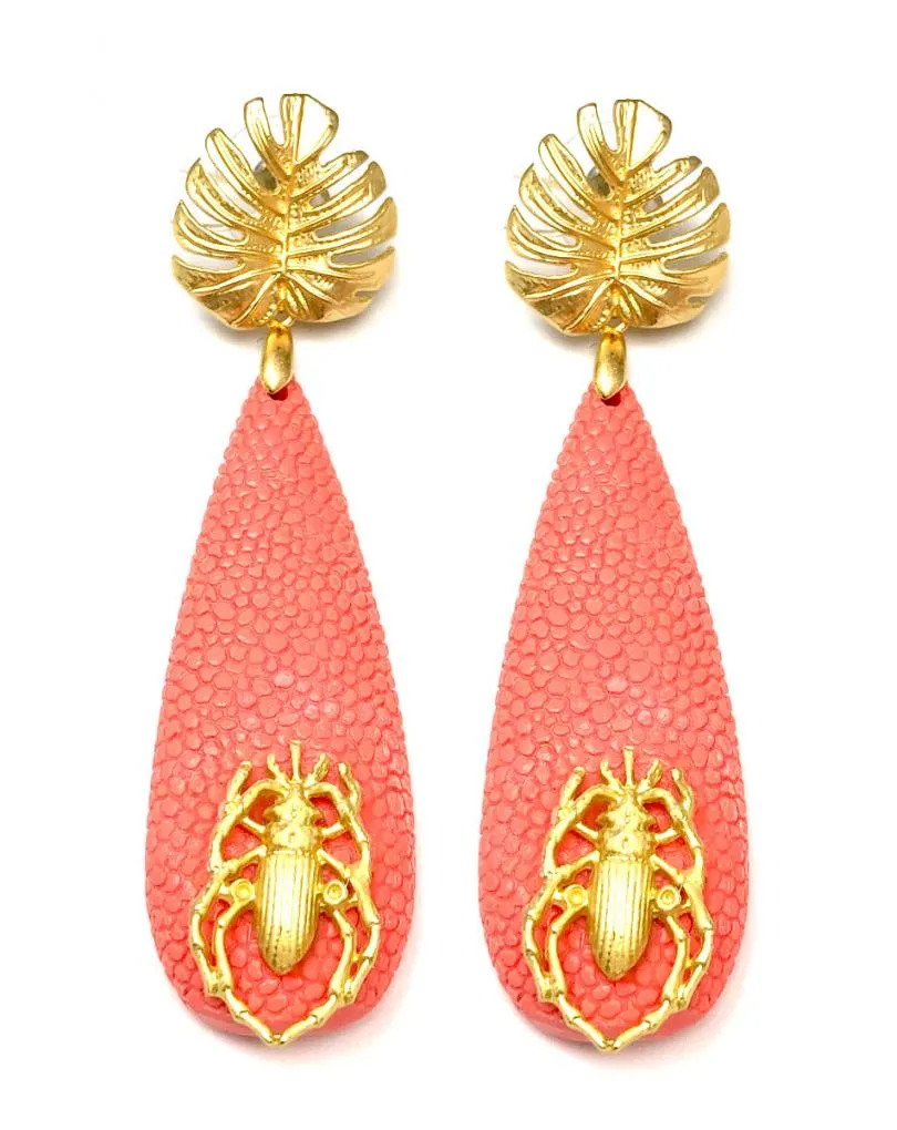 PENDIENTES LARGOS CORAL CON ESCARABAJOS Y HOJAS DE ADAN