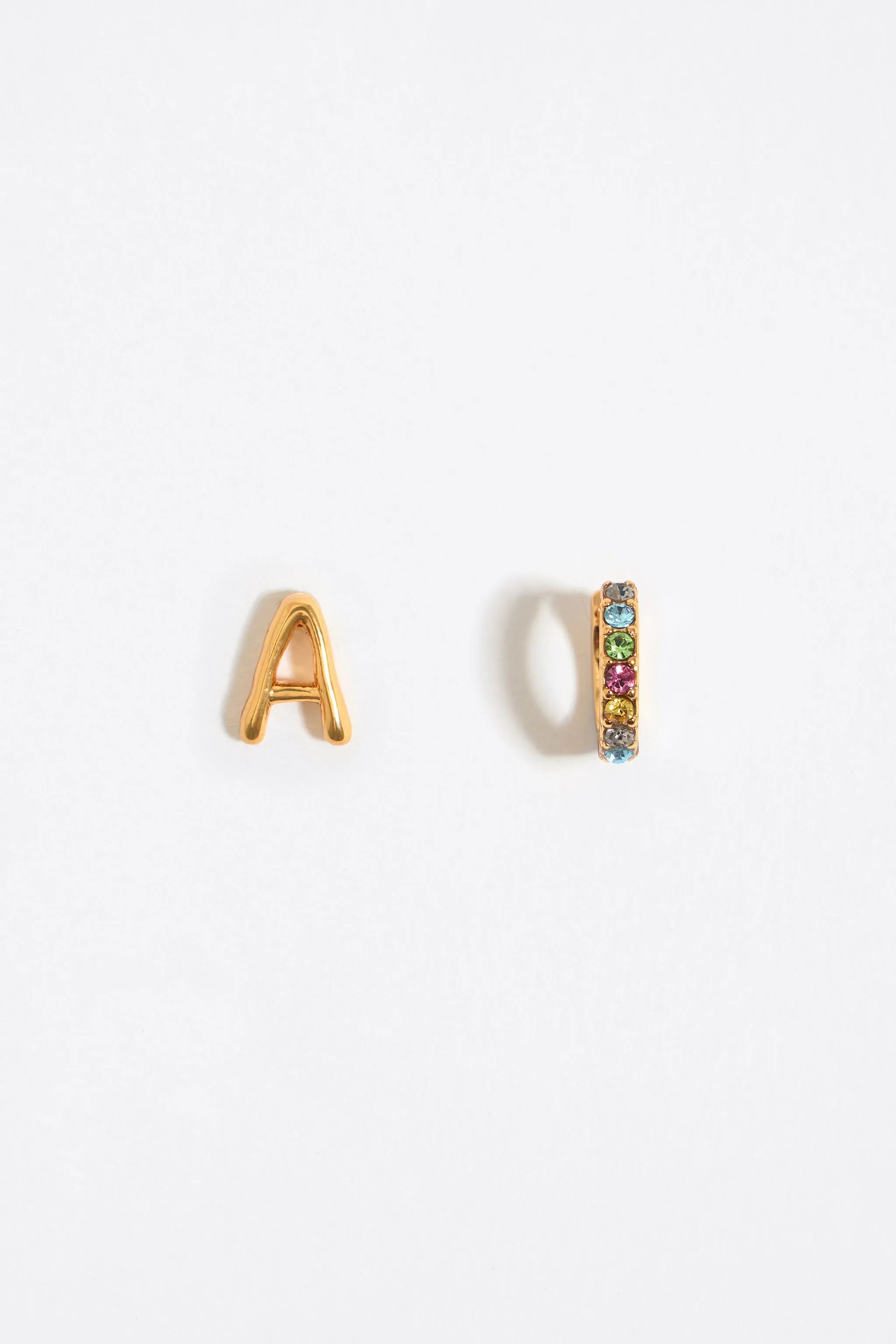Pendientes letra A y aro mini cristales multicolores
