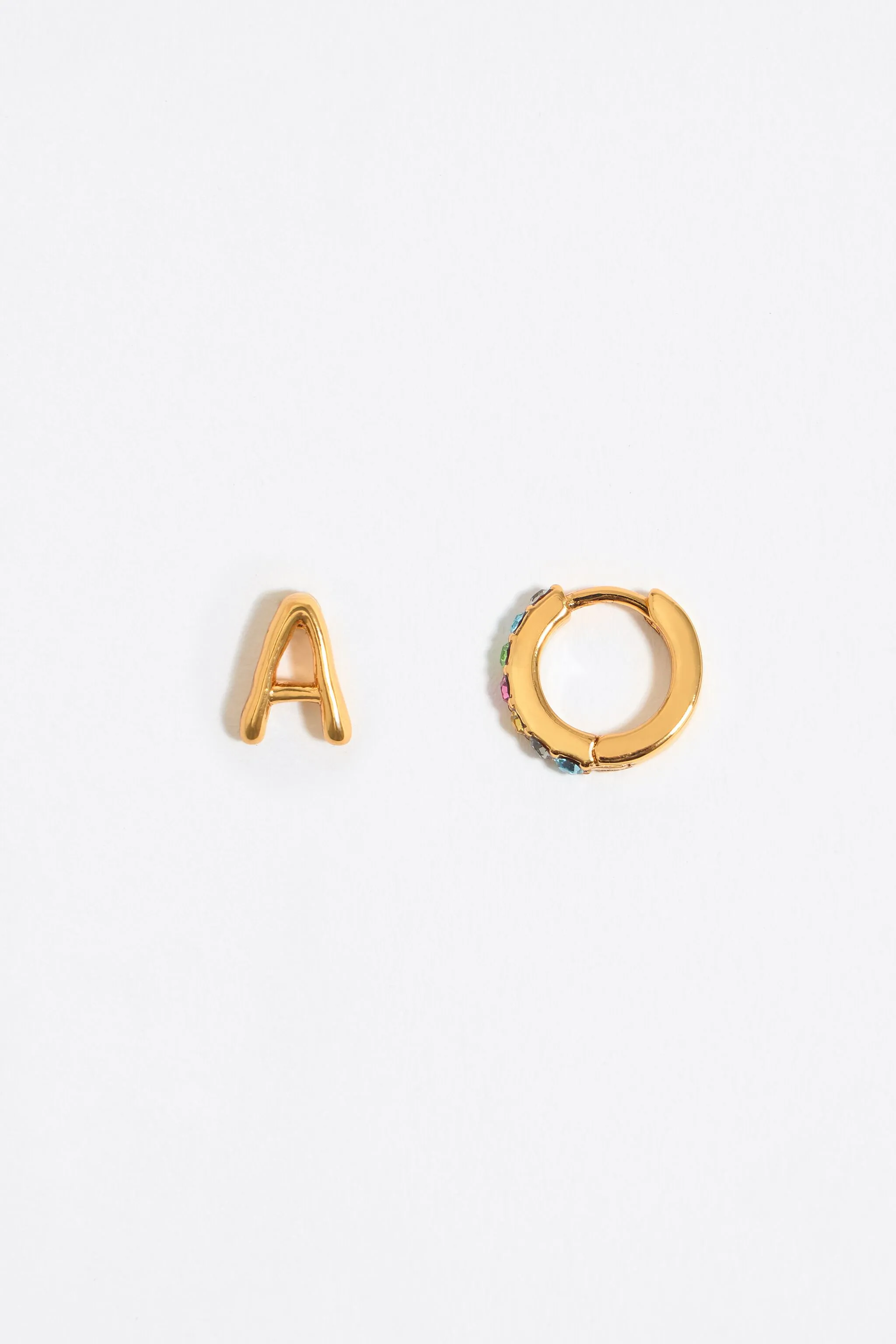 Pendientes letra A y aro mini cristales multicolores