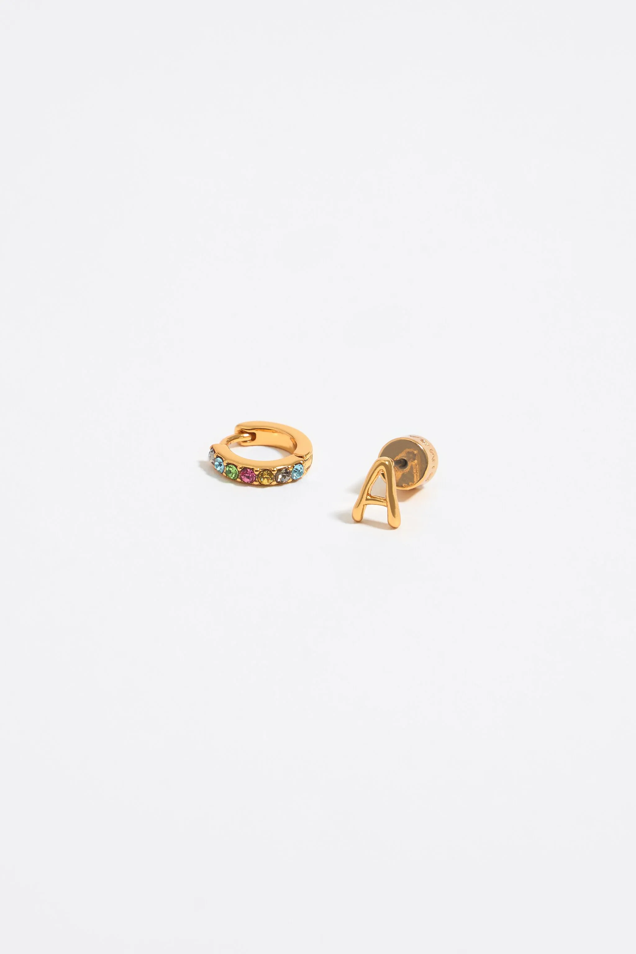 Pendientes letra A y aro mini cristales multicolores