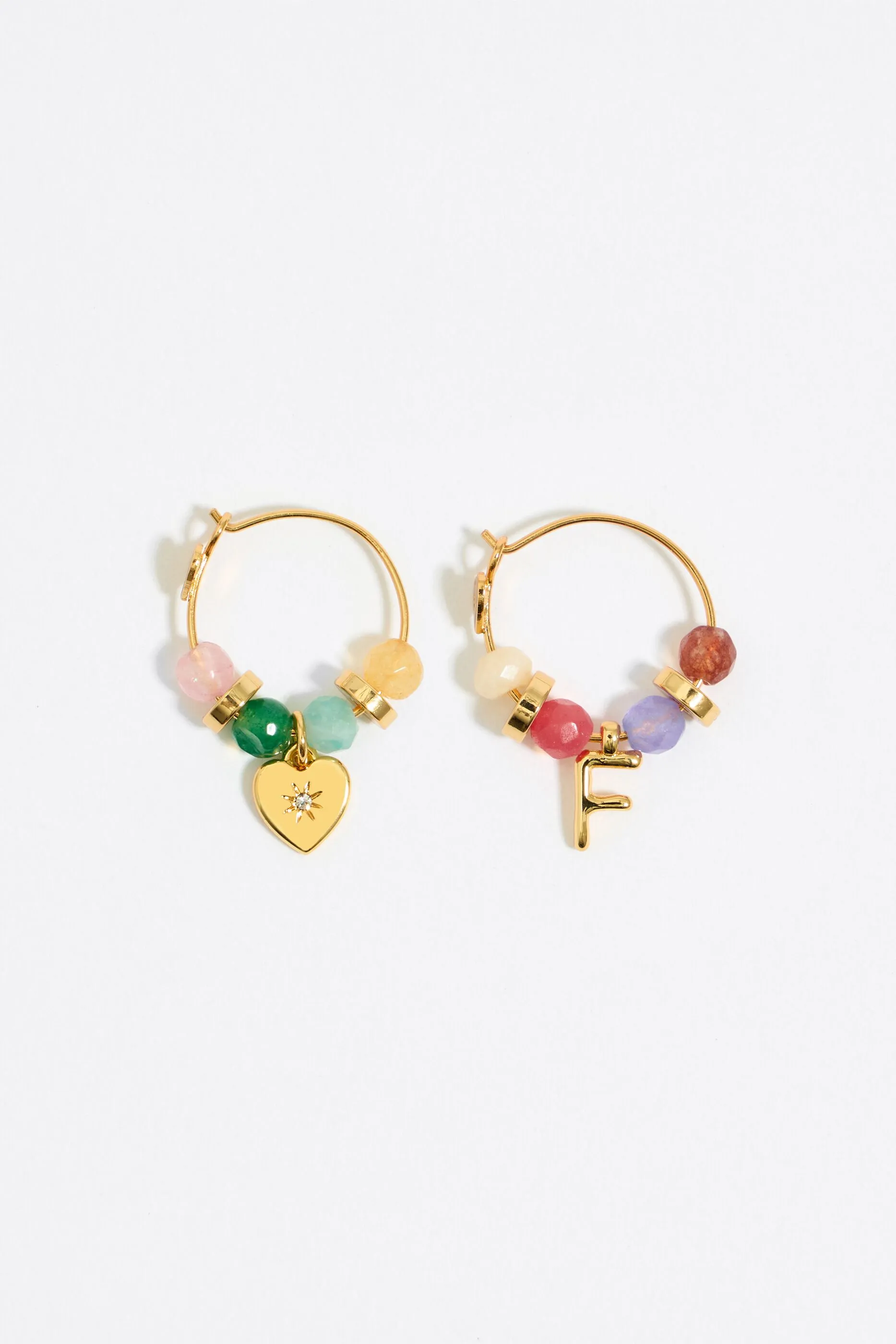 Pendientes letra F piedras multicolores