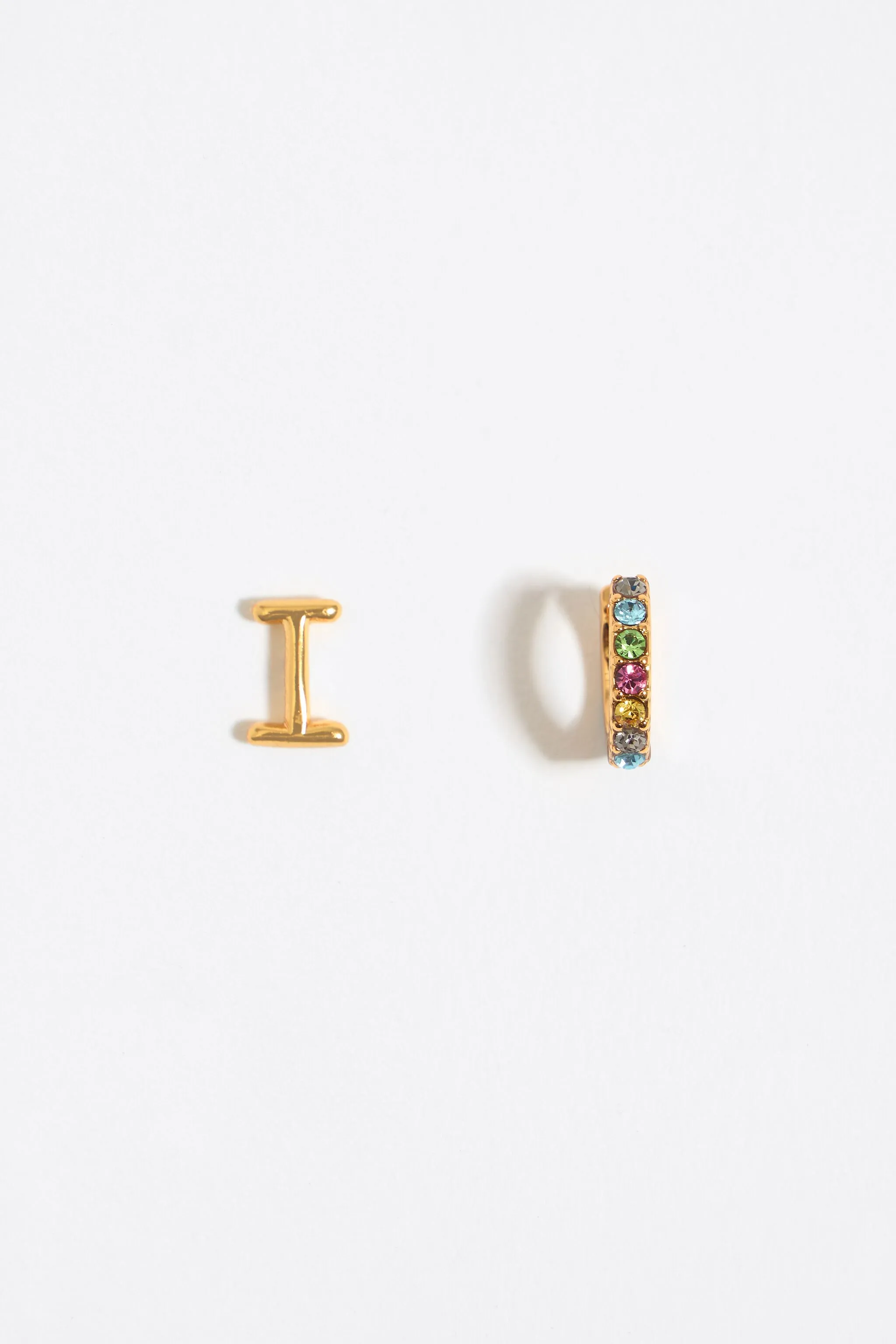 Pendientes letra I y aro mini cristales multicolores
