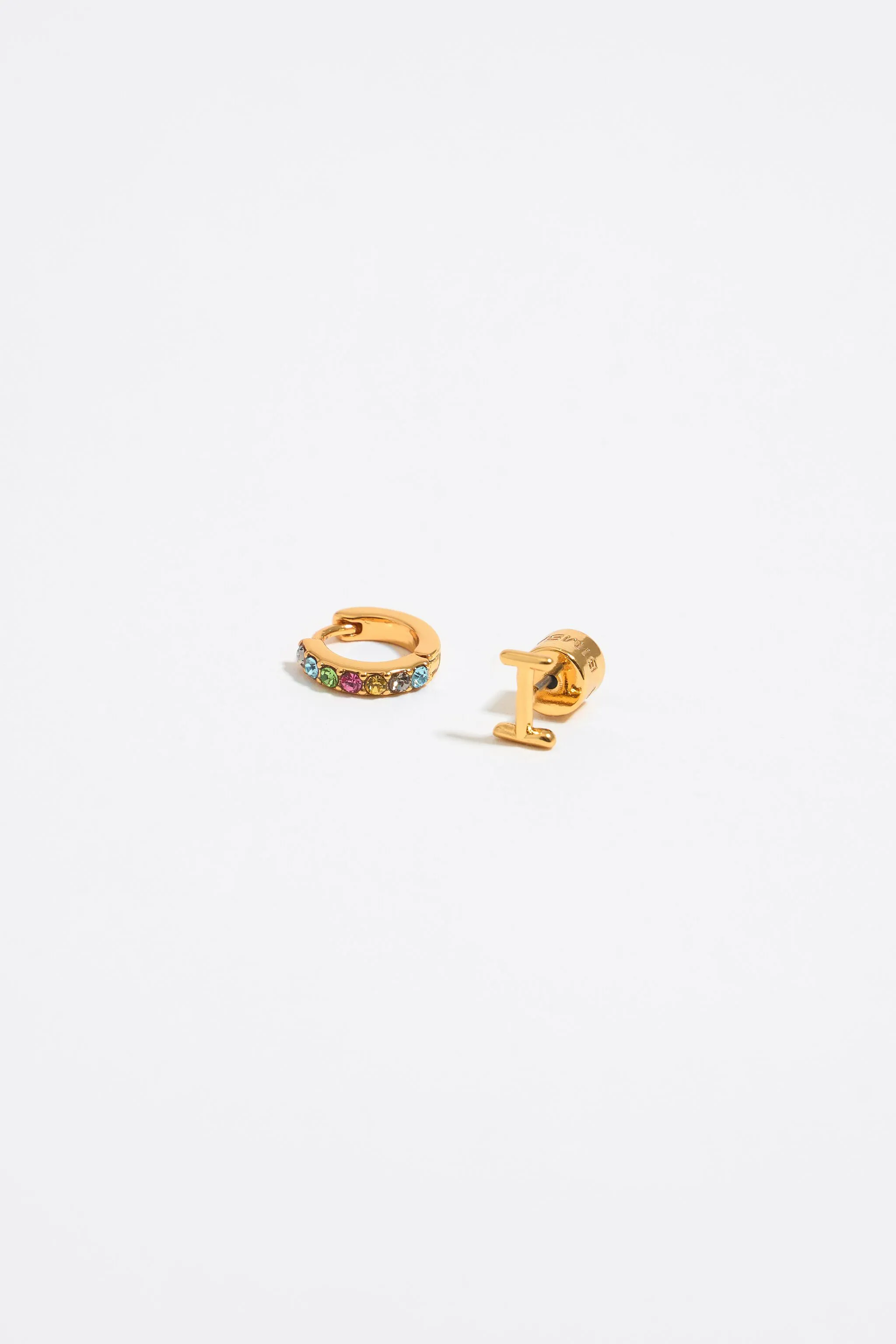Pendientes letra I y aro mini cristales multicolores