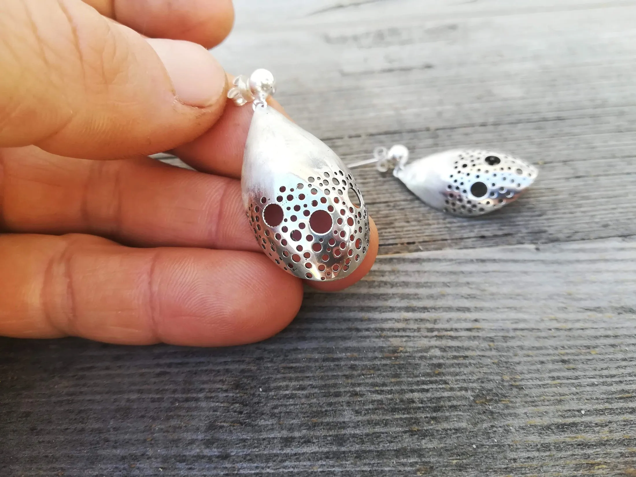 Pendientes Plata de Ley en forma de Gota con Agujeros