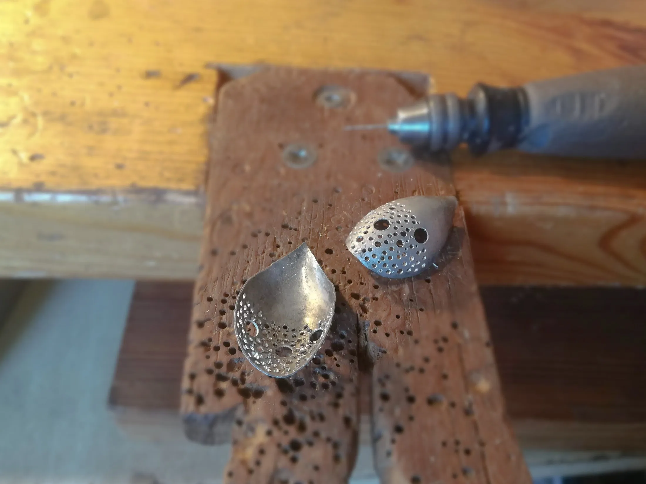 Pendientes Plata de Ley en forma de Gota con Agujeros
