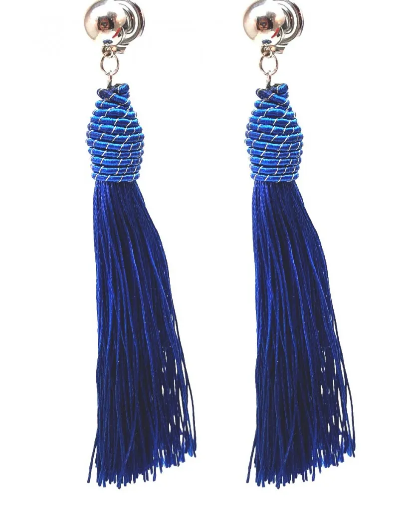 PENDIENTES POMPON AZULES IDEALES PARA LLEVAR CON TUS LOOKS APORTANDO ESTE TOQUE FRESCO Y ACTUAL