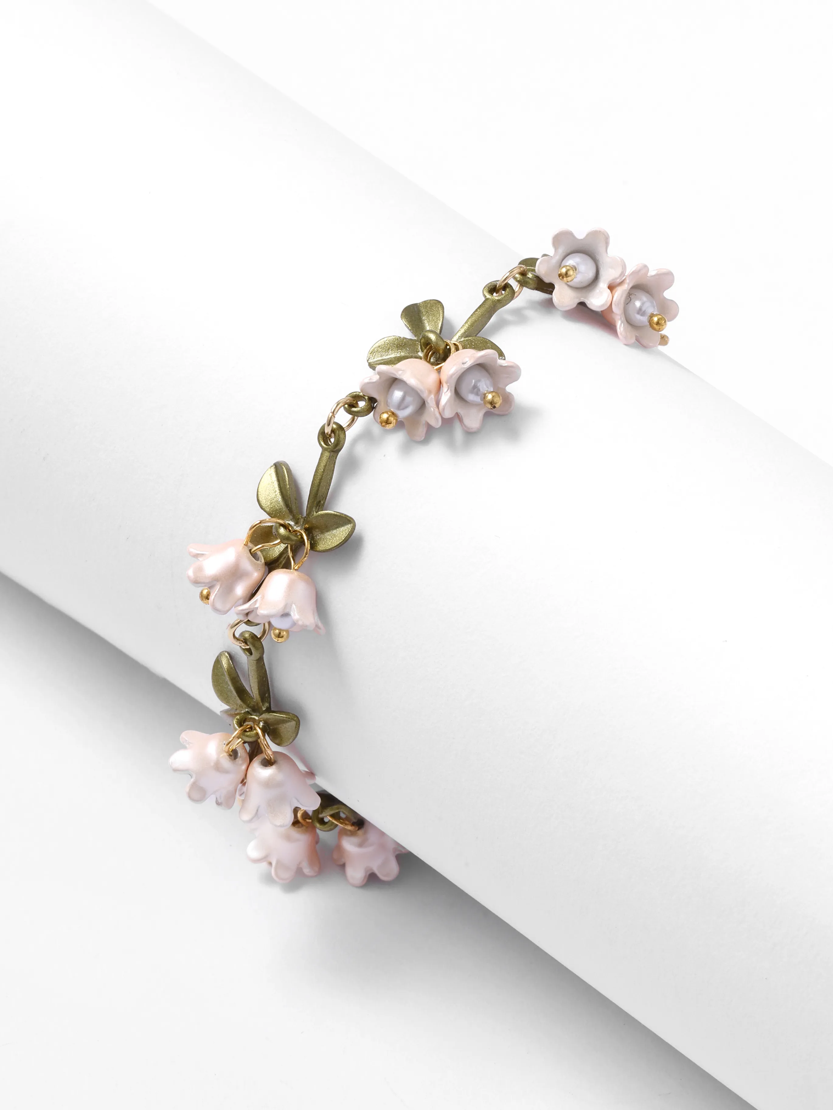Pulsera con decoración floral
