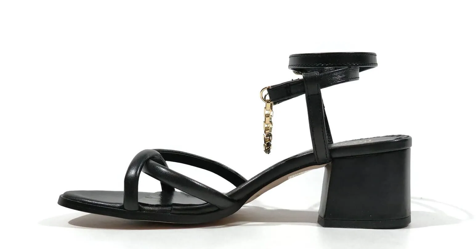 Sandalias de tiras con pulsera y cadena al tobillo