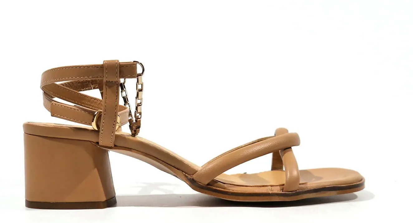 Sandalias de tiras con pulsera y cadena al tobillo