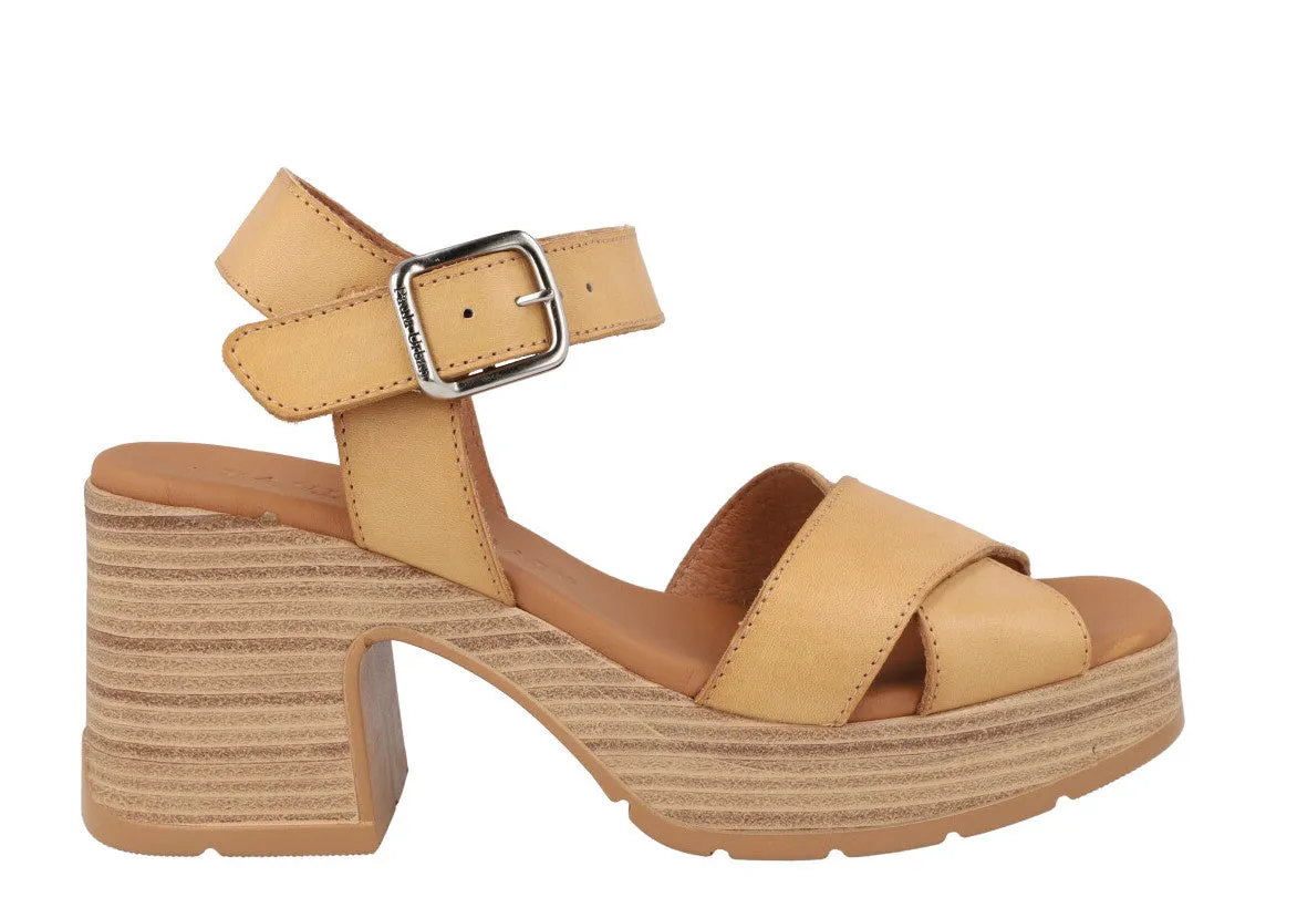 Sandalias de tiras cruzadas y pulsera al tobillo