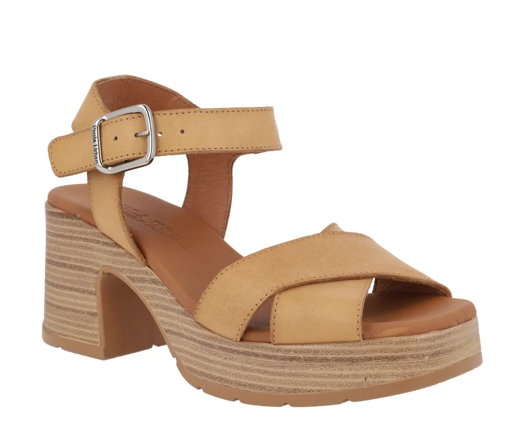 Sandalias de tiras cruzadas y pulsera al tobillo
