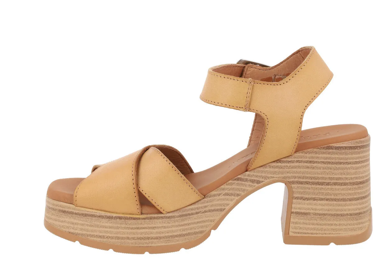 Sandalias de tiras cruzadas y pulsera al tobillo