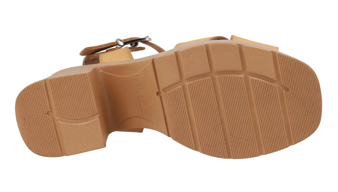 Sandalias de tiras cruzadas y pulsera al tobillo