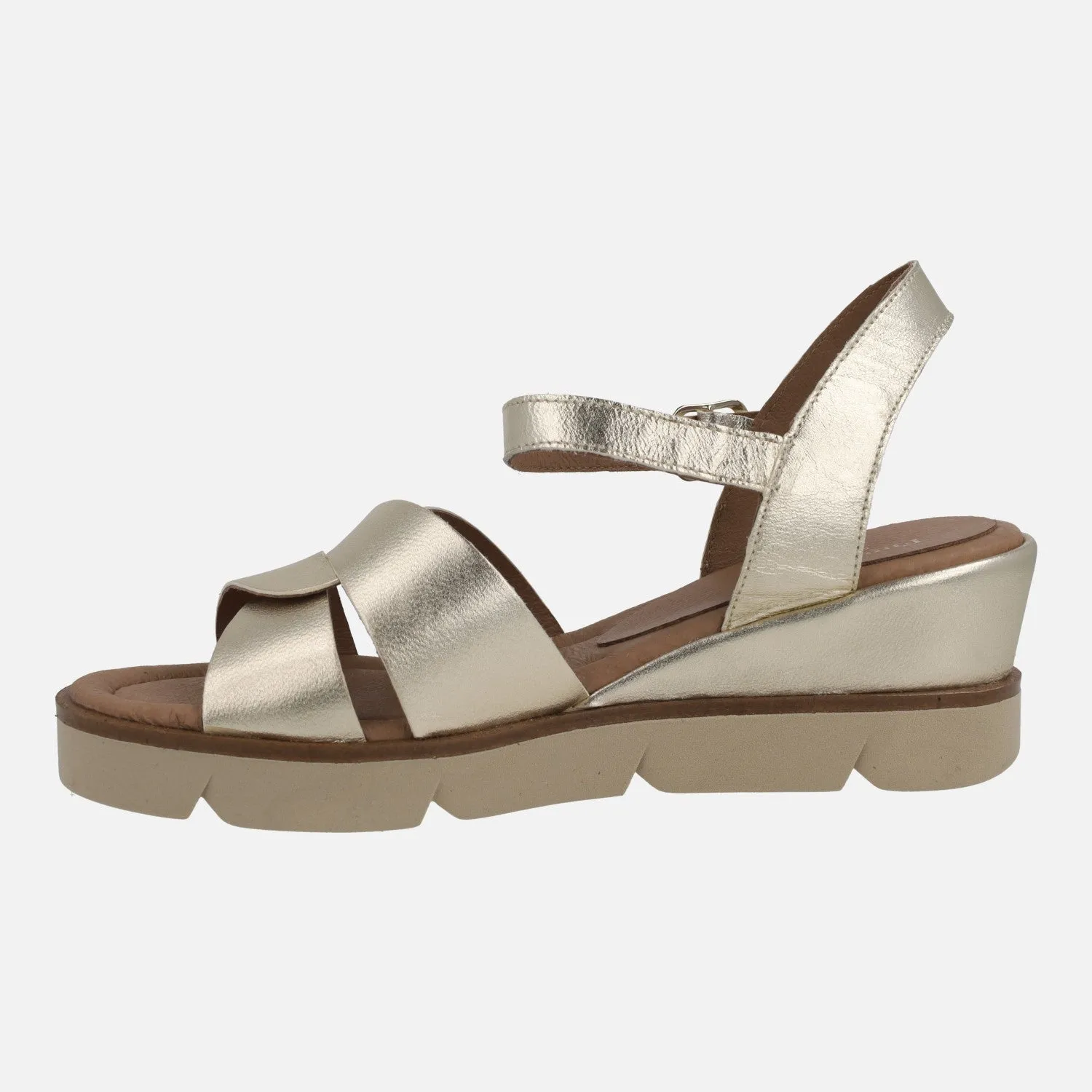 Sandalias doradas de piel con pulsera al tobillo y plataforma de goma