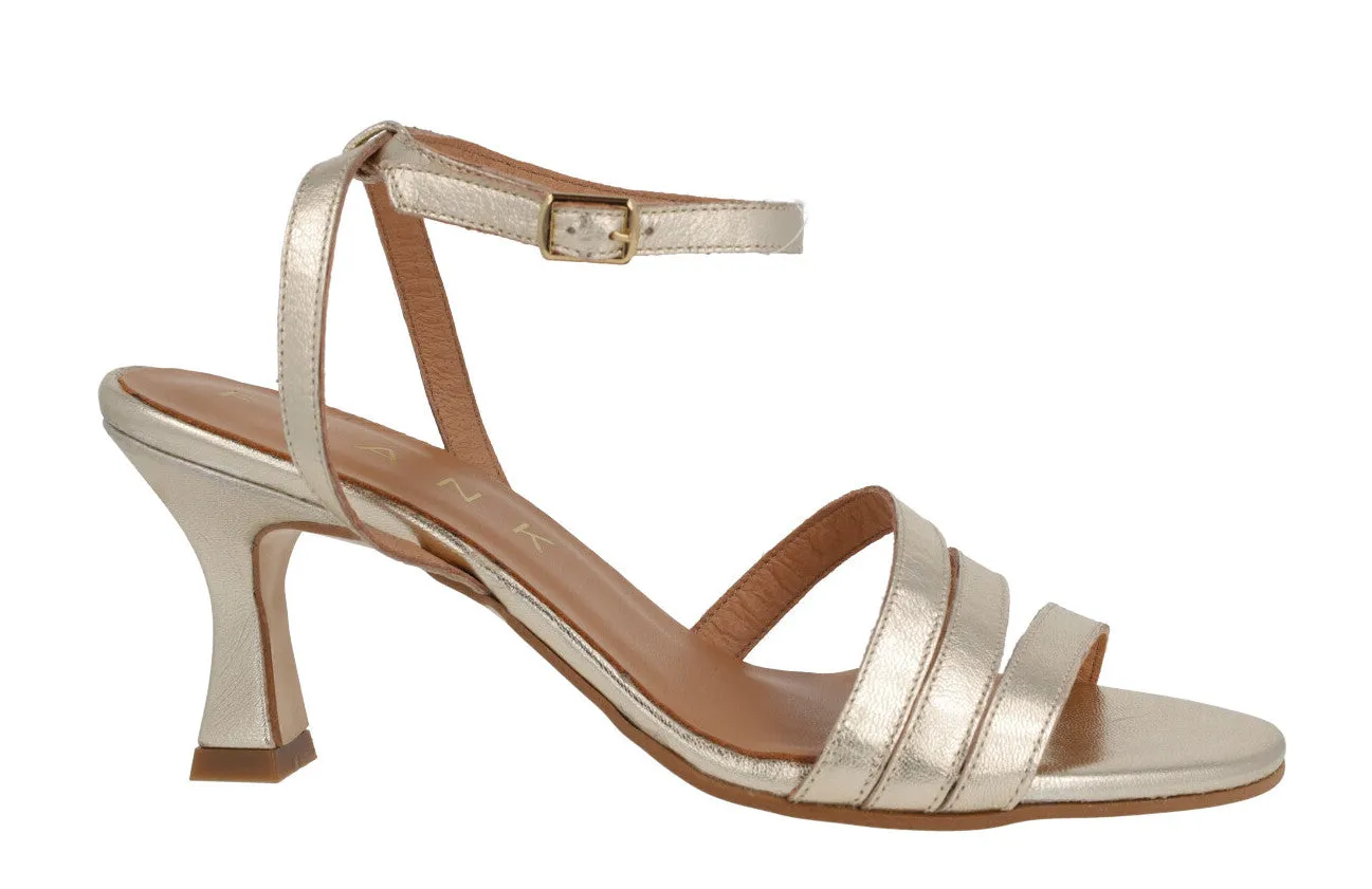 Sandalias doradas de piel con pulsera al tobillo